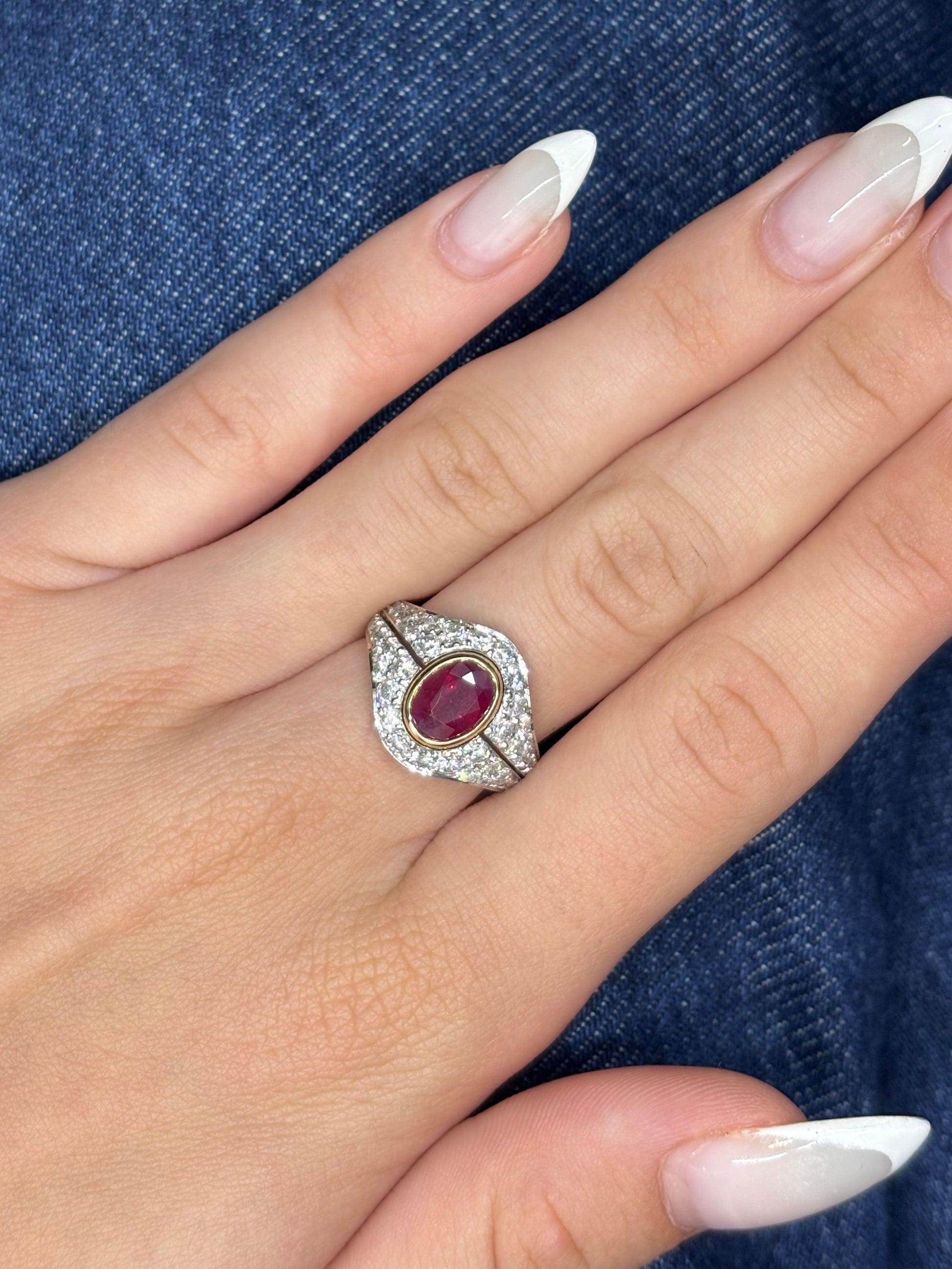 Majestueuse bague ancienne en or jaune 18 carats, sublimée par un rubis profond de 1,5 ct et entourée de 1 ct de diamants éclatants. Ce bijou d’époque au charme intemporel incarne l’élégance et la noblesse des pierres précieuses. Parfaite pour les passionnés de pièces rares et raffinées.