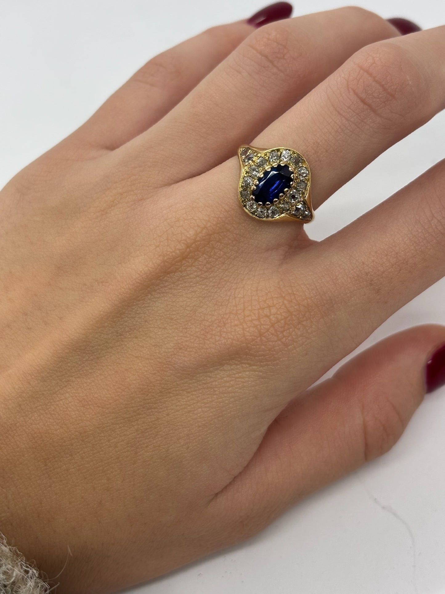 Bague ancienne en or jaune sublimée par un saphir naturel de 1,3 carat et des diamants totalisant 0,50 carat. Ce bijou vintage incarne le charme intemporel et le raffinement de la joaillerie d’époque. L’éclat chaud de l’or jaune s’accorde parfaitement à la profondeur du saphir et à la brillance délicate des diamants.