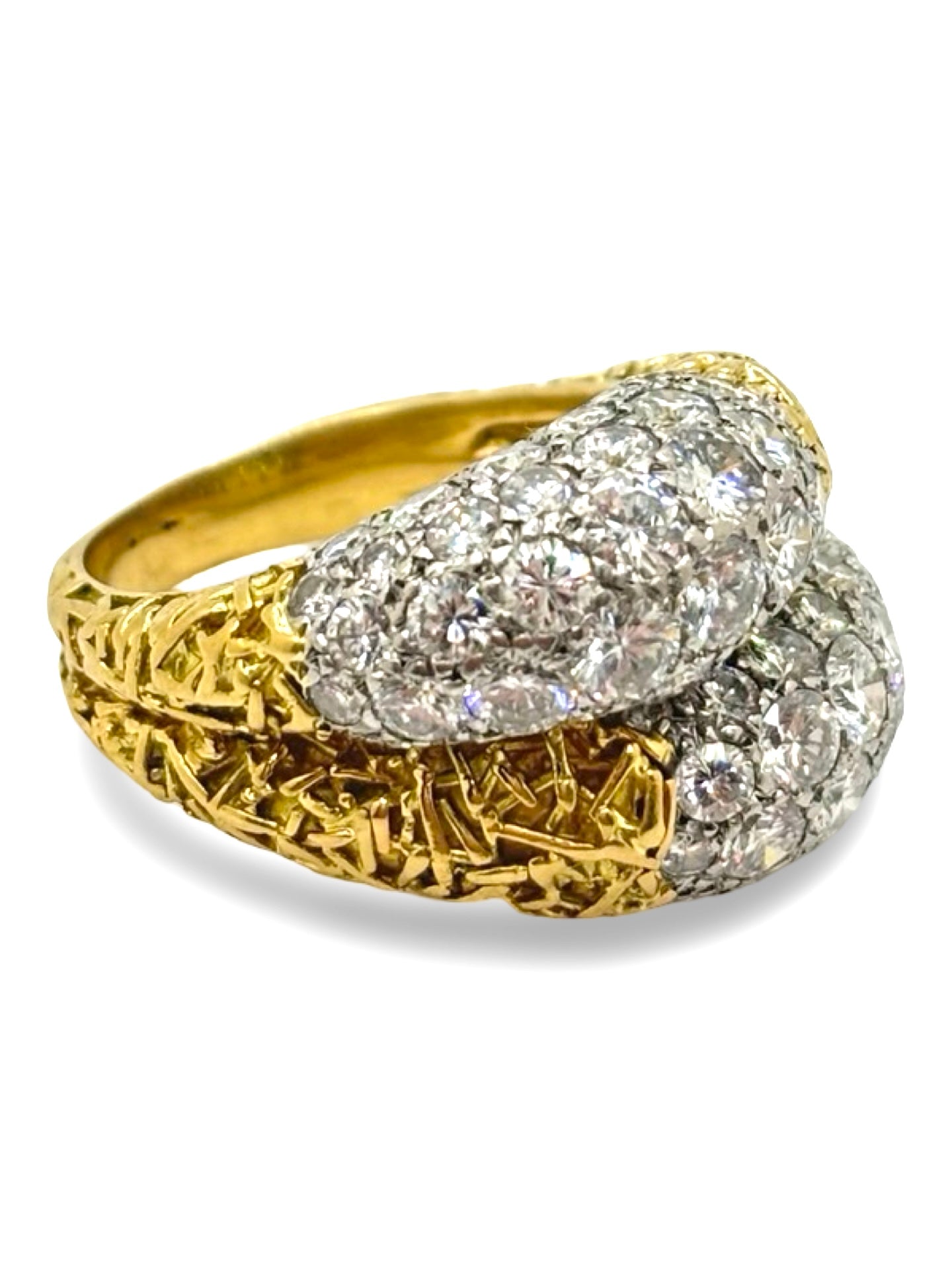 Bague ancienne en or jaune sertie de diamants, au design intemporel et raffiné. Ce bijou vintage se distingue par son élégance classique et la brillance de ses pierres précieuses soigneusement serties. Une bague de caractère, idéale pour les amateurs de joaillerie ancienne, de bijoux authentiques et de pièces uniques au charme historique.