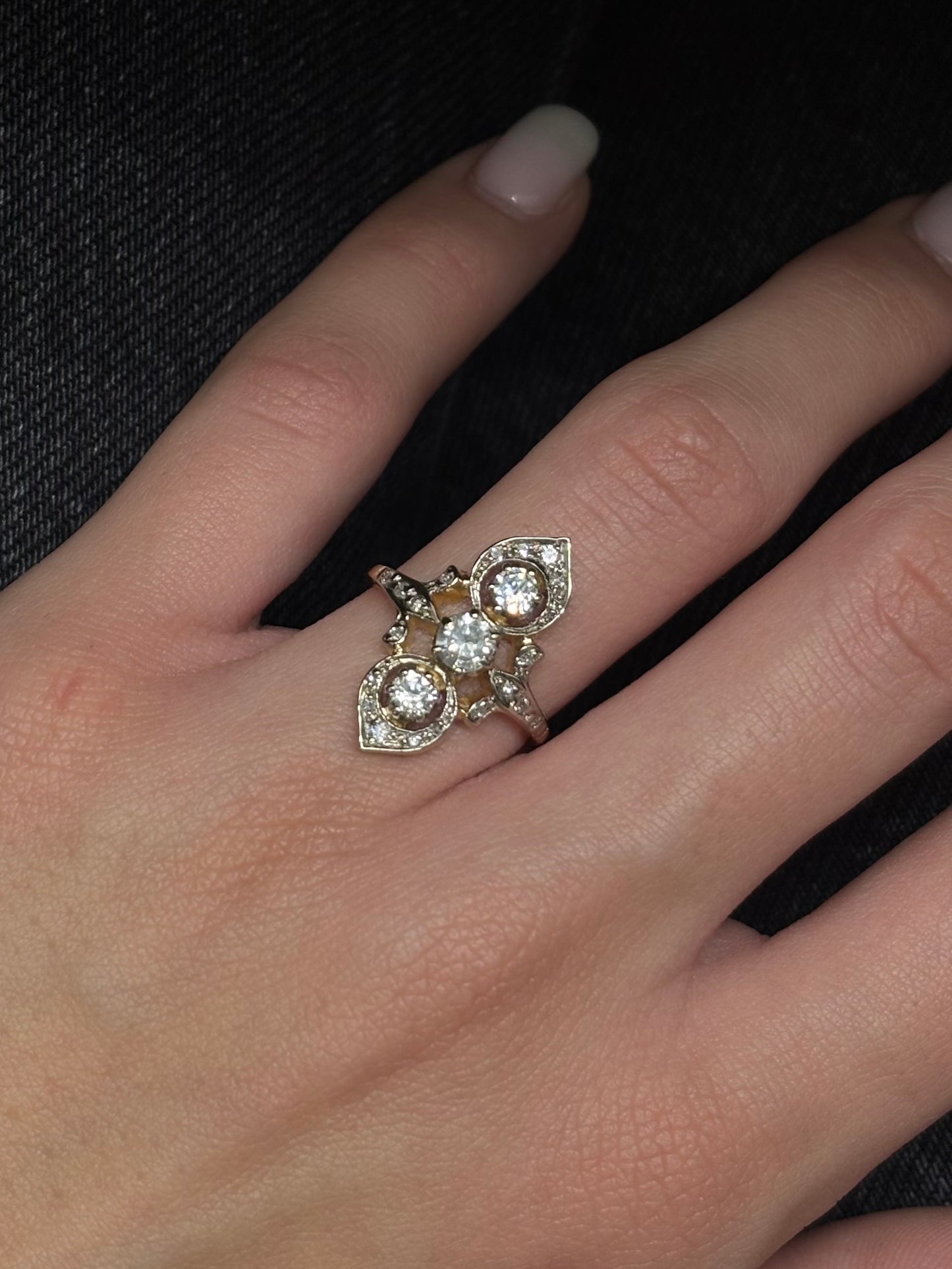 Sublimez votre style avec cette bague ancienne en or jaune sertie de 0,70 ct de diamants. Ce bijou vintage allie charme d’antan et élégance intemporelle, offrant un éclat raffiné qui illumine chaque tenue. Parfaite pour une occasion spéciale ou pour enrichir votre collection, elle incarne l’art joaillier et le prestige du passé.