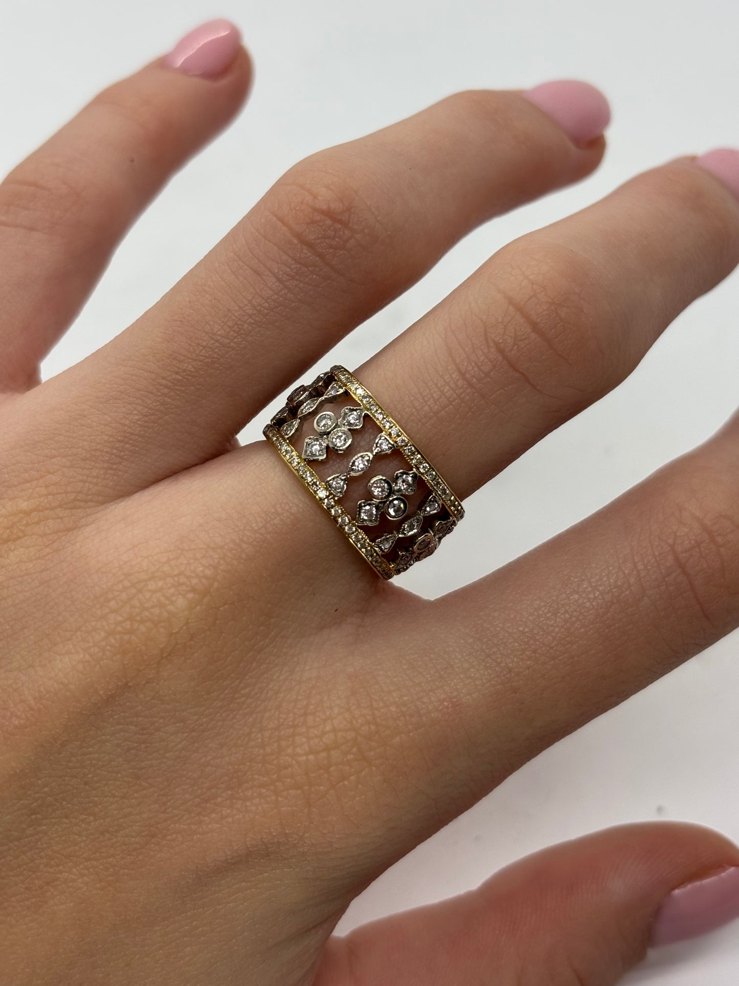 Bague ancienne en or jaune sertie de diamants totalisant 1,30 carat, alliant charme vintage et élégance intemporelle. Son design raffiné met en valeur la brillance des diamants et l’éclat chaleureux de l’or jaune, idéal pour un bijou de prestige, une collection ou une occasion spéciale. Une pièce unique au style authentique.