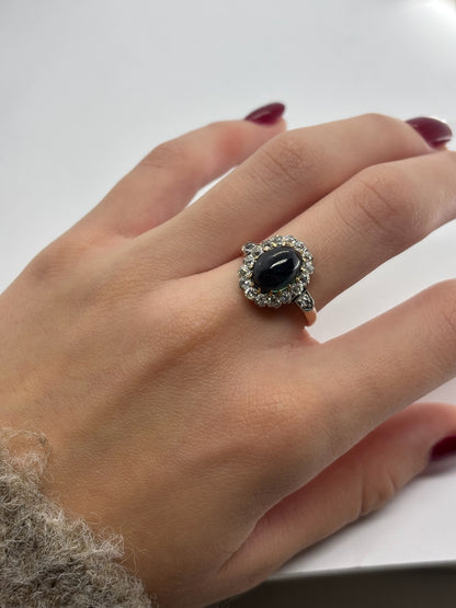 Bague ancienne en or rose sertie d’un superbe saphir cabochon de 3,5 carats, entouré de diamants pour un total de 0,60 carat. Ce bijou vintage allie élégance et raffinement, symbole d’un savoir-faire joaillier d’exception. Une pièce unique qui séduit par l’éclat doux de l’or rose et la profondeur bleue du saphir naturel.