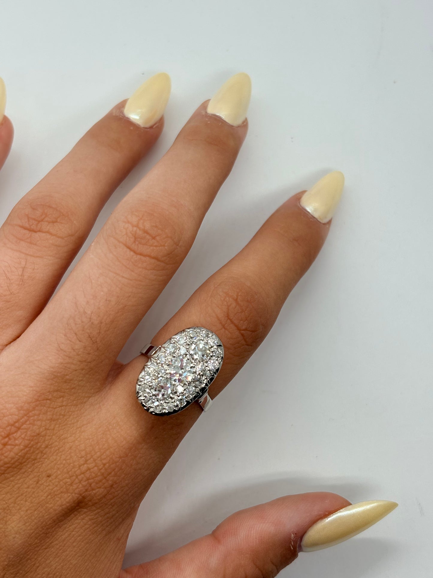 Superbe bague ancienne en or blanc 18K (750/1000) ornée de précieux diamants pour un poids total de 1,40 carat. Ce bijou vintage d'exception se distingue par son travail d'orfèvrerie raffiné et la pureté de son or blanc, offrant un éclat intemporel et élégant. En très bon état, cette bague de caractère associe le charme du style ancien à une brillance remarquable. Une pièce de haute joaillerie idéale pour enrichir une collection ou célébrer une occasion spéciale.