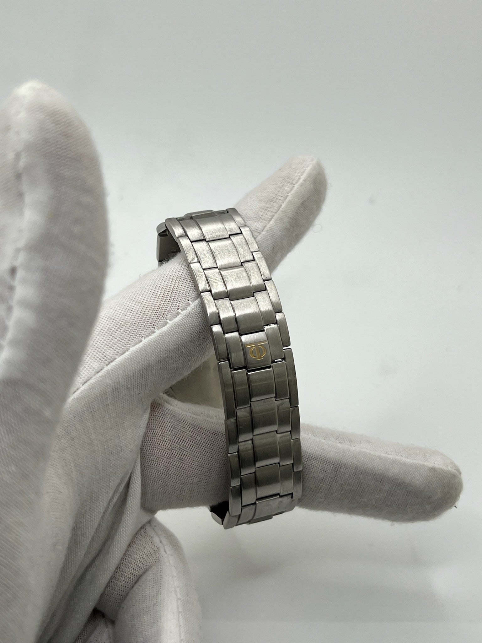 Montre Baume & Mercier 5136.018.3 pour homme/unisexe, boîtier 34 mm en or et acier, cadran blanc à chiffres romains, mouvement quartz précis. Verre saphir résistant aux rayures, bracelet en acier avec boucle double plis. Fonction date. Montre d’occasion en très bon état avec papiers d’origine, élégante et intemporelle.