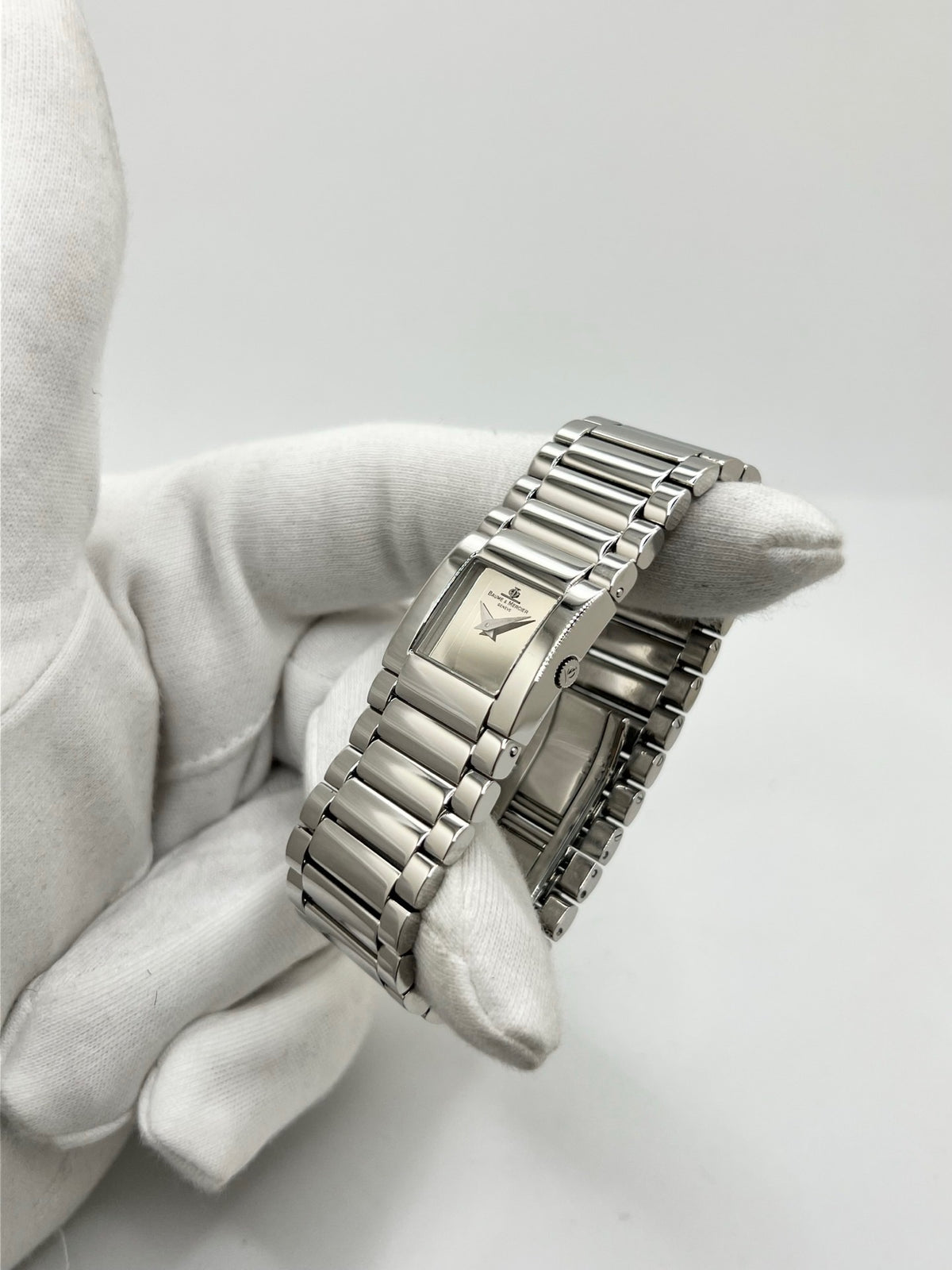 Montre femme Baume & Mercier Catwalk MV045219 à quartz, avec boîtier rectangulaire en acier de 24 x 21 mm, cadran argenté sans chiffres et bracelet en acier à boucle déployante double plis. Son verre saphir et son design élégant en font une montre raffinée et intemporelle. Cette Baume & Mercier Catwalk d’occasion est en très bon état, avec de légères rayures non perceptibles au toucher. Révisée en interne le 21 octobre 2026, elle est disponible à Paris sans coffret ni papiers d’origine.
