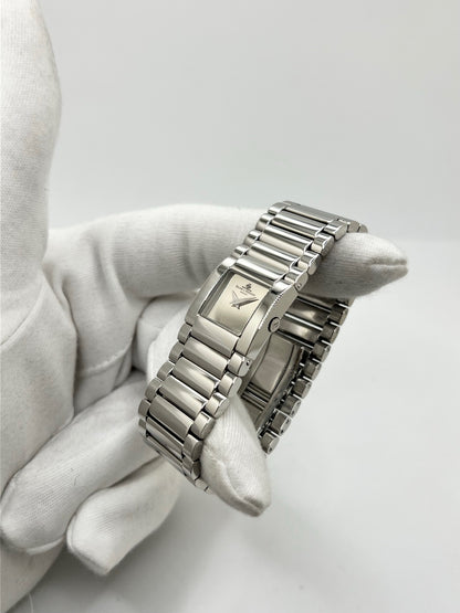 Montre femme Baume & Mercier Catwalk MV045219 à quartz, avec boîtier rectangulaire en acier de 24 x 21 mm, cadran argenté sans chiffres et bracelet en acier à boucle déployante double plis. Son verre saphir et son design élégant en font une montre raffinée et intemporelle. Cette Baume & Mercier Catwalk d’occasion est en très bon état, avec de légères rayures non perceptibles au toucher. Révisée en interne le 21 octobre 2026, elle est disponible à Paris sans coffret ni papiers d’origine.