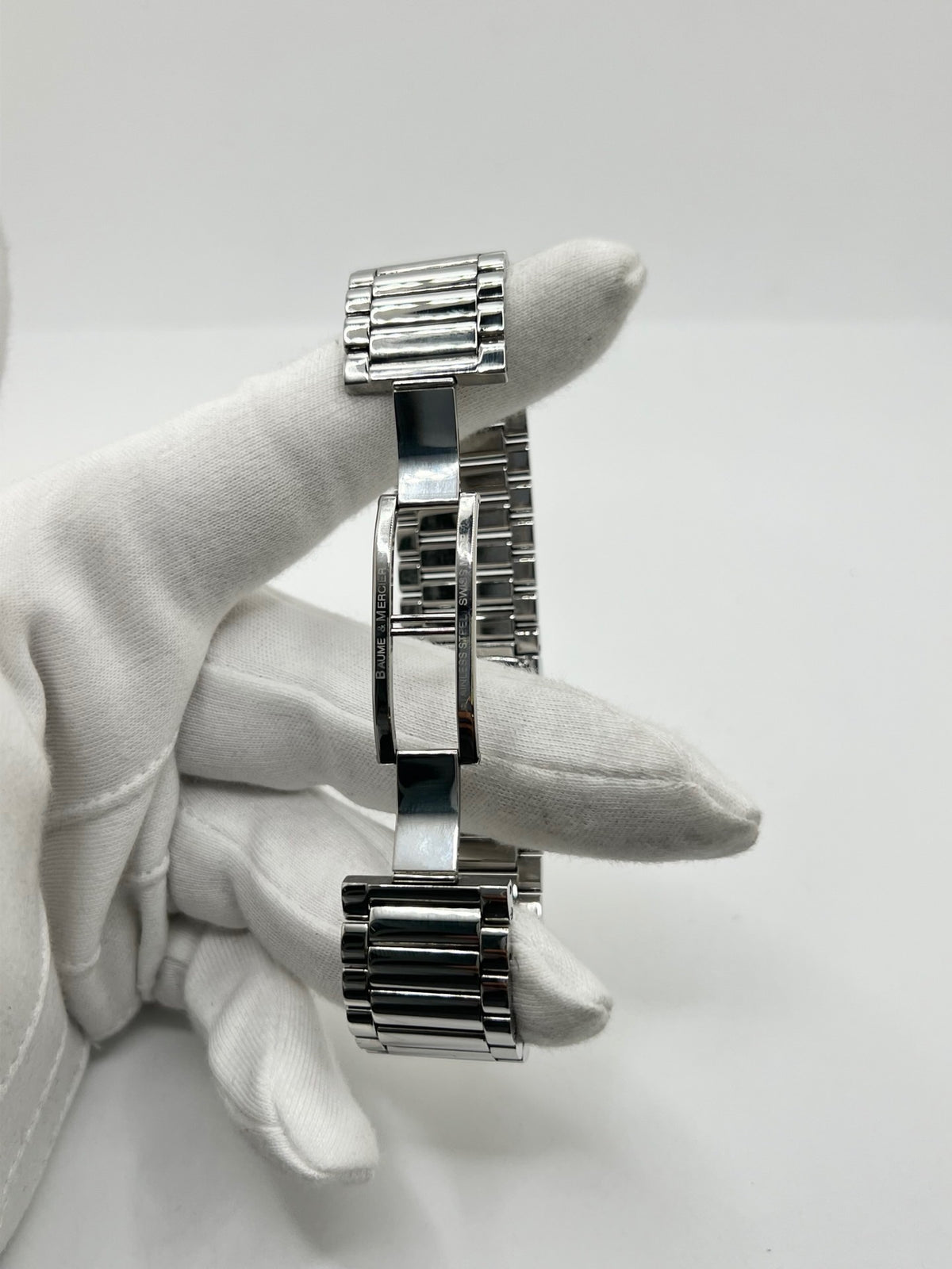Montre femme Baume & Mercier Catwalk MV045219 à quartz, avec boîtier rectangulaire en acier de 24 x 21 mm, cadran argenté sans chiffres et bracelet en acier à boucle déployante double plis. Son verre saphir et son design élégant en font une montre raffinée et intemporelle. Cette Baume & Mercier Catwalk d’occasion est en très bon état, avec de légères rayures non perceptibles au toucher. Révisée en interne le 21 octobre 2026, elle est disponible à Paris sans coffret ni papiers d’origine.