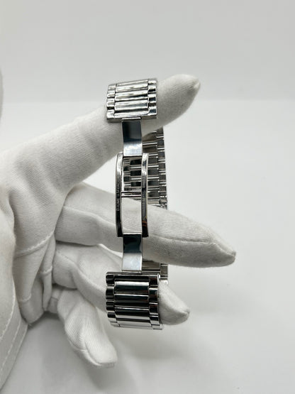 Montre femme Baume & Mercier Catwalk MV045219 à quartz, avec boîtier rectangulaire en acier de 24 x 21 mm, cadran argenté sans chiffres et bracelet en acier à boucle déployante double plis. Son verre saphir et son design élégant en font une montre raffinée et intemporelle. Cette Baume & Mercier Catwalk d’occasion est en très bon état, avec de légères rayures non perceptibles au toucher. Révisée en interne le 21 octobre 2026, elle est disponible à Paris sans coffret ni papiers d’origine.