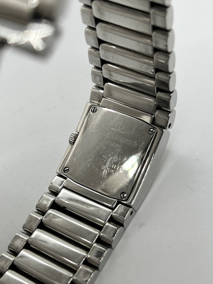 Montre femme Baume & Mercier Catwalk MV045219 à quartz, avec boîtier rectangulaire en acier de 24 x 21 mm, cadran argenté sans chiffres et bracelet en acier à boucle déployante double plis. Son verre saphir et son design élégant en font une montre raffinée et intemporelle. Cette Baume & Mercier Catwalk d’occasion est en très bon état, avec de légères rayures non perceptibles au toucher. Révisée en interne le 21 octobre 2026, elle est disponible à Paris sans coffret ni papiers d’origine.