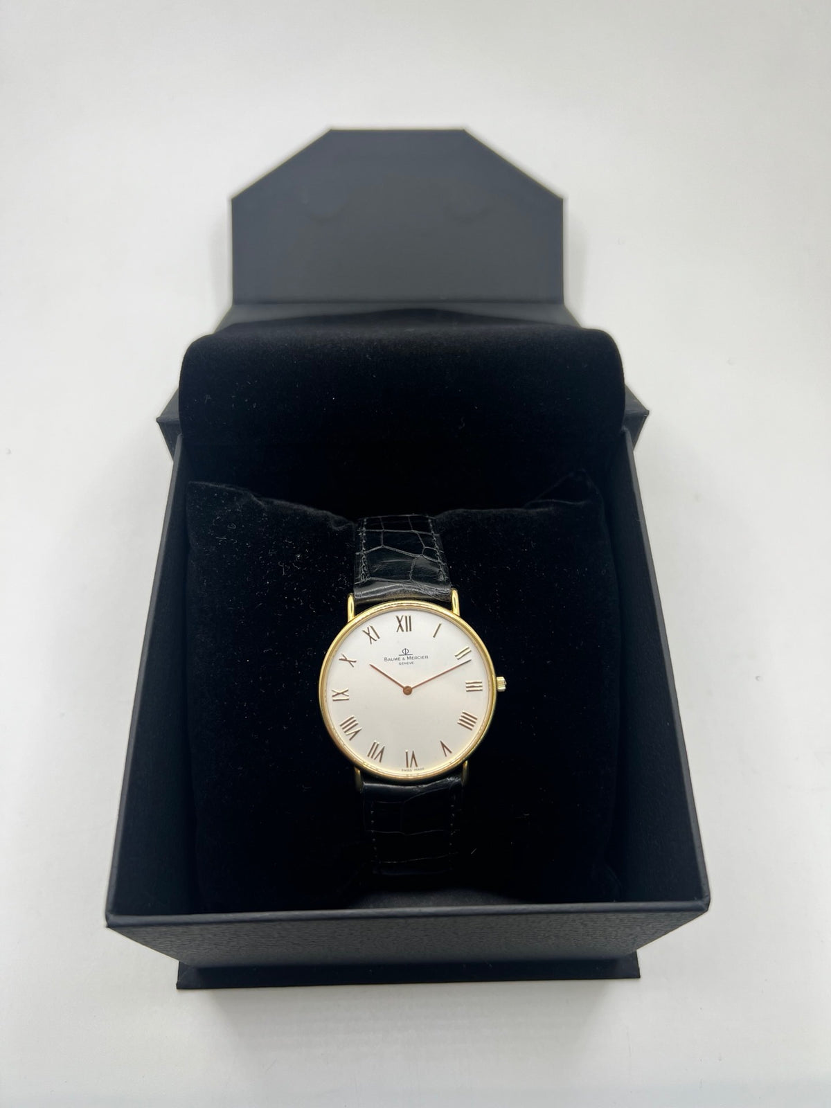 Montre Baume & Mercier Classima 15172A en or jaune, équipée d’un mouvement à quartz et d’un boîtier de 33 mm. Son cadran blanc à chiffres romains apporte une allure élégante et intemporelle, tandis que le verre saphir assure sa protection. Ce modèle est monté sur un bracelet noir en cuir de crocodile avec boucle ardillon en acier. Une montre raffinée, idéale pour une tenue chic et élégante, en très bon état.