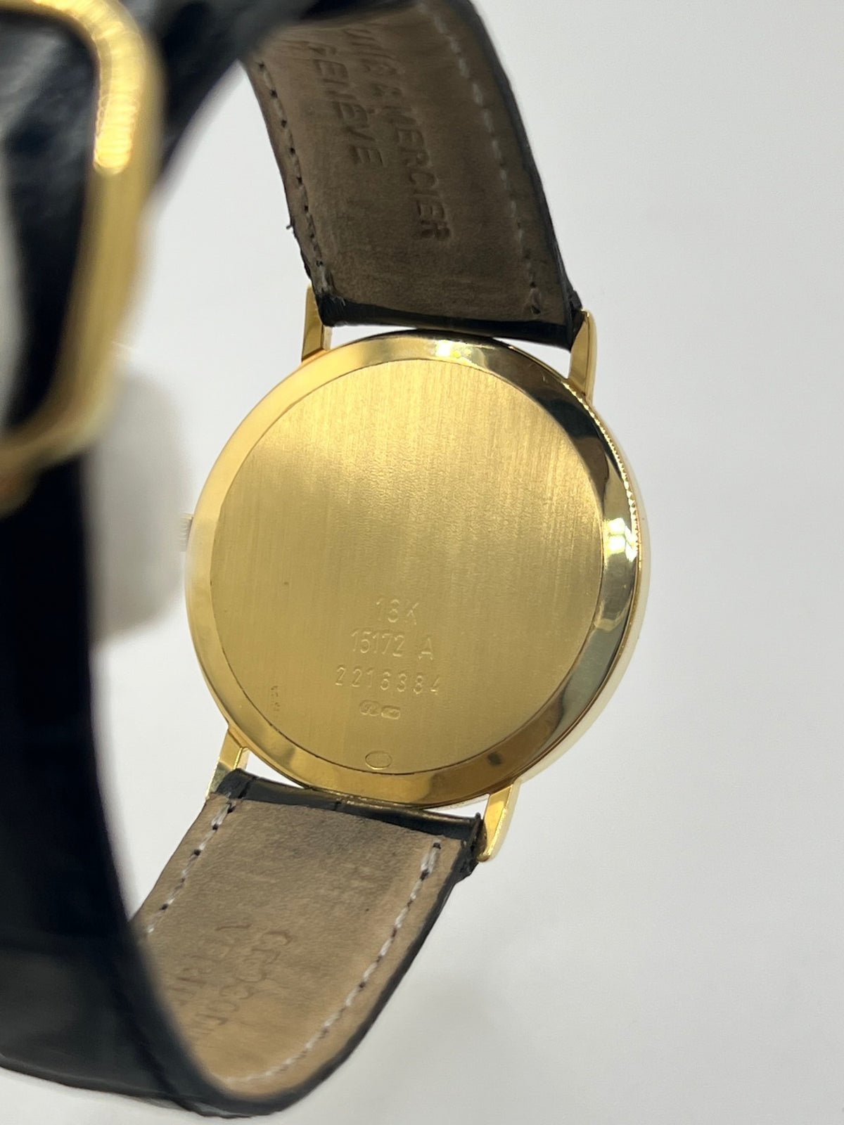 Montre Baume & Mercier Classima 15172A en or jaune, équipée d’un mouvement à quartz et d’un boîtier de 33 mm. Son cadran blanc à chiffres romains apporte une allure élégante et intemporelle, tandis que le verre saphir assure sa protection. Ce modèle est monté sur un bracelet noir en cuir de crocodile avec boucle ardillon en acier. Une montre raffinée, idéale pour une tenue chic et élégante, en très bon état.