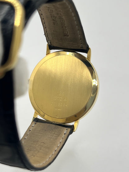 Montre Baume & Mercier Classima 15172A en or jaune, équipée d’un mouvement à quartz et d’un boîtier de 33 mm. Son cadran blanc à chiffres romains apporte une allure élégante et intemporelle, tandis que le verre saphir assure sa protection. Ce modèle est monté sur un bracelet noir en cuir de crocodile avec boucle ardillon en acier. Une montre raffinée, idéale pour une tenue chic et élégante, en très bon état.