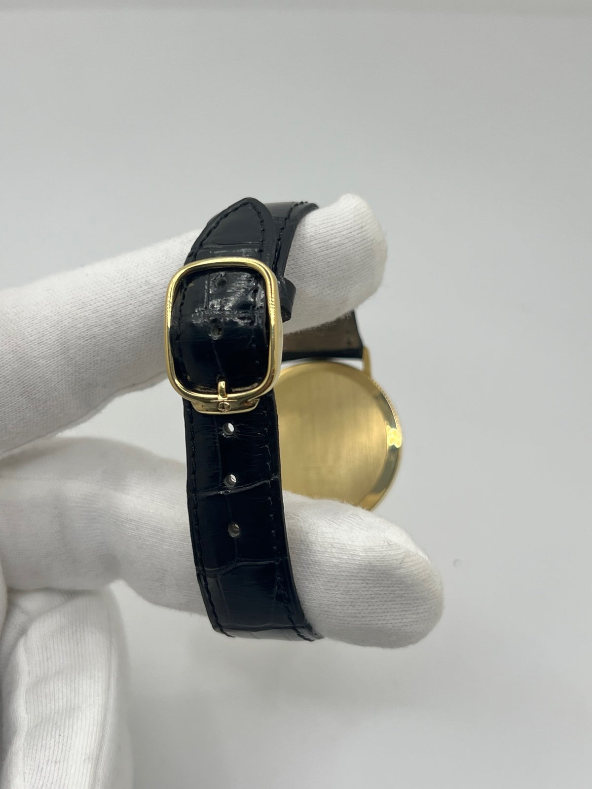 Montre Baume & Mercier Classima 15172A en or jaune, équipée d’un mouvement à quartz et d’un boîtier de 33 mm. Son cadran blanc à chiffres romains apporte une allure élégante et intemporelle, tandis que le verre saphir assure sa protection. Ce modèle est monté sur un bracelet noir en cuir de crocodile avec boucle ardillon en acier. Une montre raffinée, idéale pour une tenue chic et élégante, en très bon état.