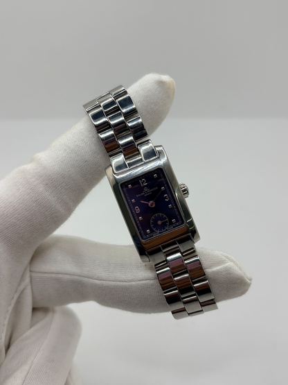 Montre Baume & Mercier Hampton MV045139 équipée d’un mouvement à quartz et d’un boîtier rectangulaire en acier de 20 × 34 mm. Son cadran bleu à chiffres arabes est protégé par un verre saphir. Cette montre Baume & Mercier Hampton est montée sur un bracelet en acier avec boucle déployante double plis. Élégante et contemporaine, elle séduit par ses lignes raffinées et son format rectangulaire emblématique, idéale pour un style chic au quotidien.