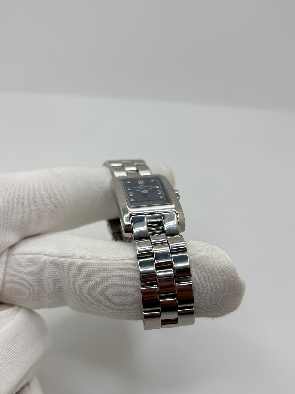 Montre Baume & Mercier Hampton MV045139 équipée d’un mouvement à quartz et d’un boîtier rectangulaire en acier de 20 × 34 mm. Son cadran bleu à chiffres arabes est protégé par un verre saphir. Cette montre Baume & Mercier Hampton est montée sur un bracelet en acier avec boucle déployante double plis. Élégante et contemporaine, elle séduit par ses lignes raffinées et son format rectangulaire emblématique, idéale pour un style chic au quotidien.