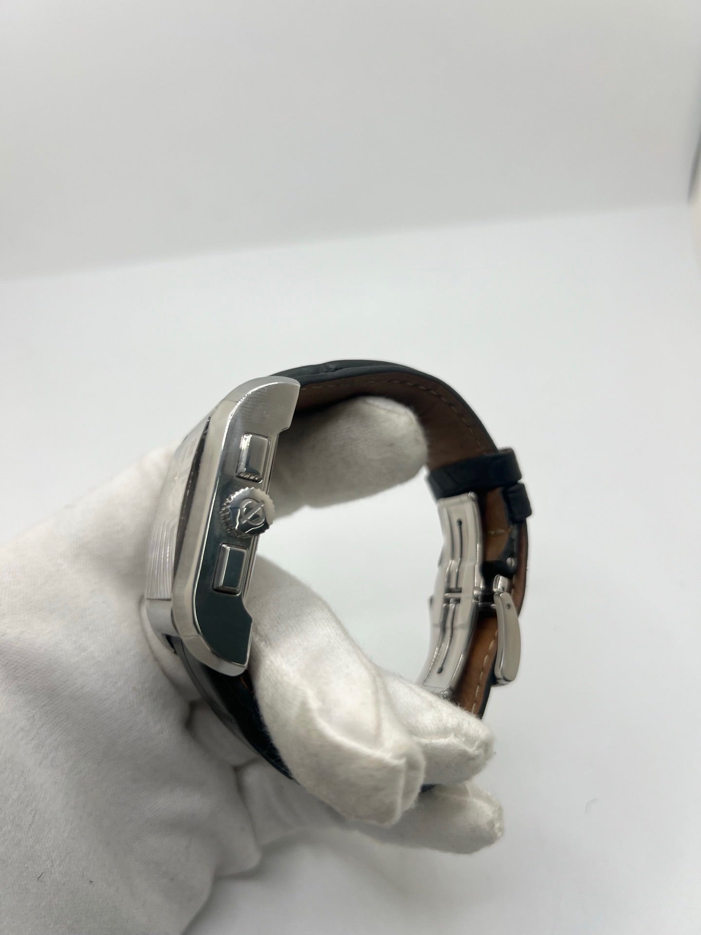 Montre Baume & Mercier Hampton réf. 65698, modèle automatique pour homme ou unisexe. Boîtier en acier de 34,5 mm avec verre saphir résistant aux rayures. Cadran argent avec index en chiffres arabes, offrant une lecture élégante et classique. Bracelet en cuir vert avec boucle déployante en acier. Fonction chronographe et date. Montre de luxe d’occasion en très bon état, avec légères traces d’usure. Révisée le 24 juin 2026 en interne. Livrée sans coffret ni papiers. Disponible à Paris.