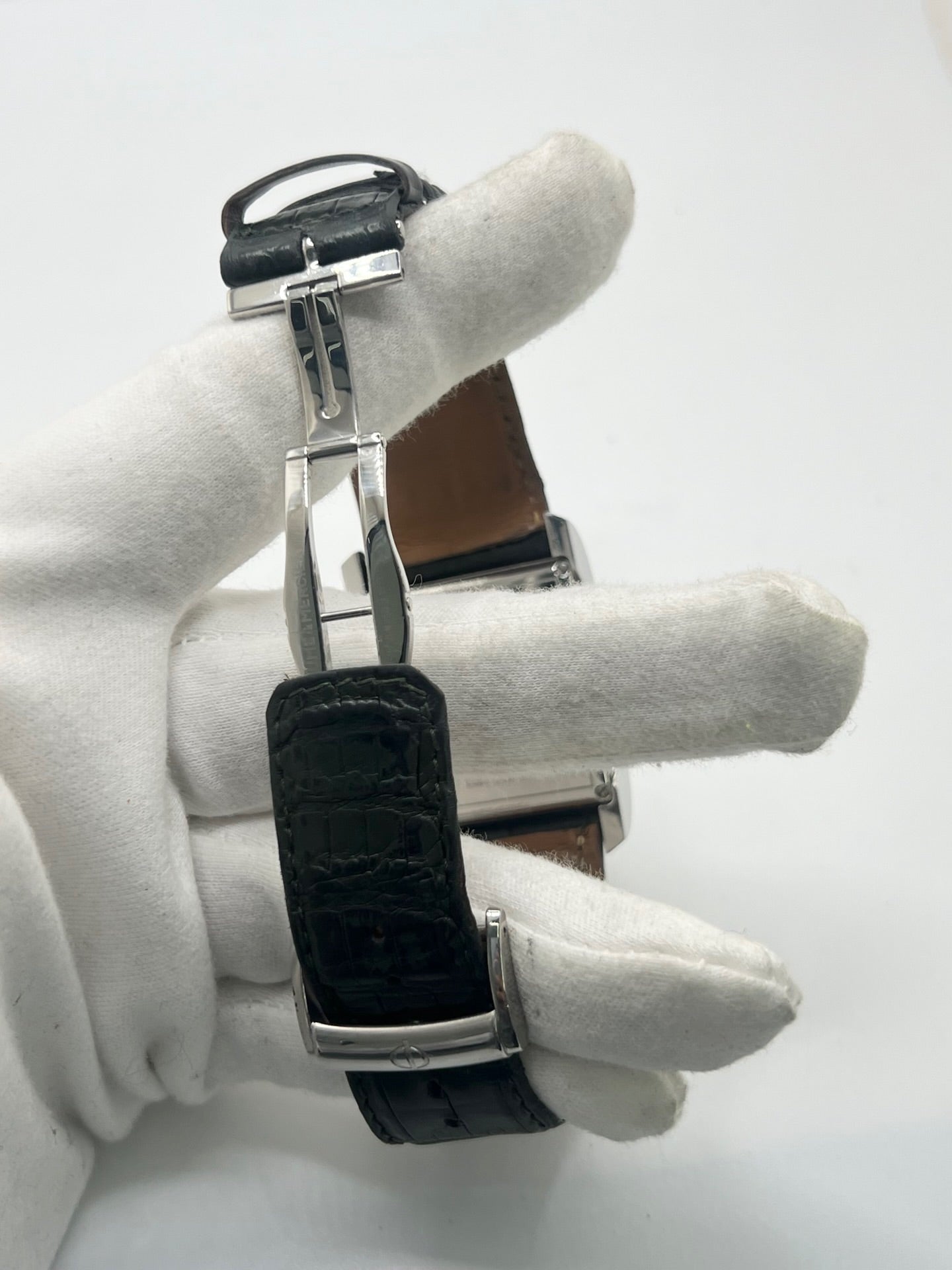 Montre Baume & Mercier Hampton réf. 65698, modèle automatique pour homme ou unisexe. Boîtier en acier de 34,5 mm avec verre saphir résistant aux rayures. Cadran argent avec index en chiffres arabes, offrant une lecture élégante et classique. Bracelet en cuir vert avec boucle déployante en acier. Fonction chronographe et date. Montre de luxe d’occasion en très bon état, avec légères traces d’usure. Révisée le 24 juin 2026 en interne. Livrée sans coffret ni papiers. Disponible à Paris.