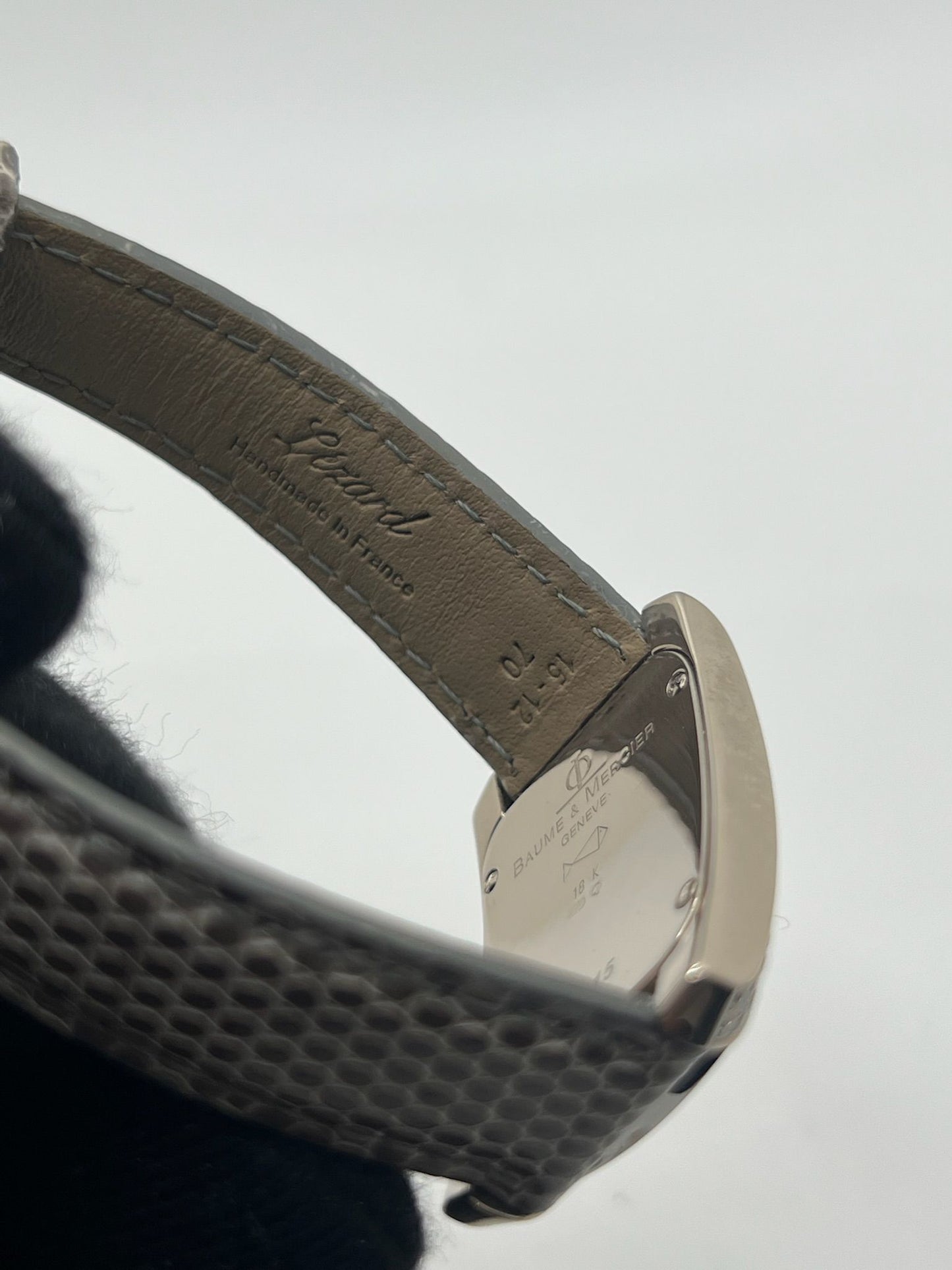 Cette Baume & Mercier Hampton Milleis incarne l’élégance intemporelle avec son boîtier rectangulaire en or blanc 18K, sublimé de diamants. Son cadran aux lignes Art déco reflète l’excellence horlogère suisse. Montée sur un bracelet en cuir de lézard (non d’origine), elle est livrée avec son coffret d’origine. Entièrement révisée en juin 2025 et garantie un an, cette pièce rare allie luxe, raffinement et fiabilité, parfaite pour les passionnés de belles montres.