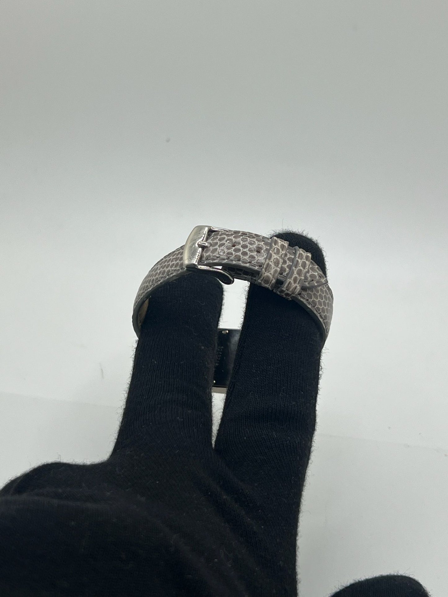 Cette Baume & Mercier Hampton Milleis incarne l’élégance intemporelle avec son boîtier rectangulaire en or blanc 18K, sublimé de diamants. Son cadran aux lignes Art déco reflète l’excellence horlogère suisse. Montée sur un bracelet en cuir de lézard (non d’origine), elle est livrée avec son coffret d’origine. Entièrement révisée en juin 2025 et garantie un an, cette pièce rare allie luxe, raffinement et fiabilité, parfaite pour les passionnés de belles montres.