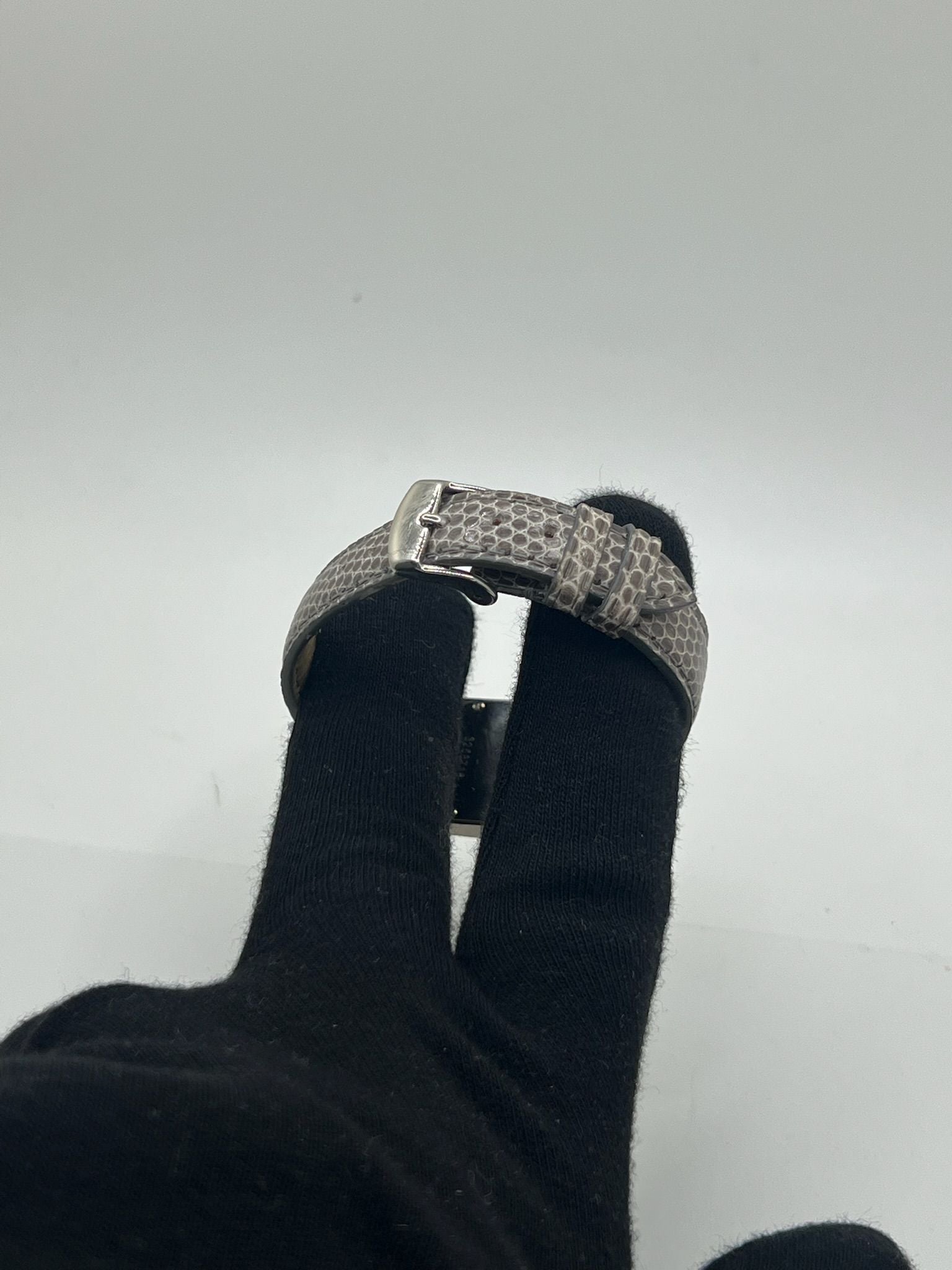 Cette Baume & Mercier Hampton Milleis incarne l’élégance intemporelle avec son boîtier rectangulaire en or blanc 18K, sublimé de diamants. Son cadran aux lignes Art déco reflète l’excellence horlogère suisse. Montée sur un bracelet en cuir de lézard (non d’origine), elle est livrée avec son coffret d’origine. Entièrement révisée en juin 2025 et garantie un an, cette pièce rare allie luxe, raffinement et fiabilité, parfaite pour les passionnés de belles montres.