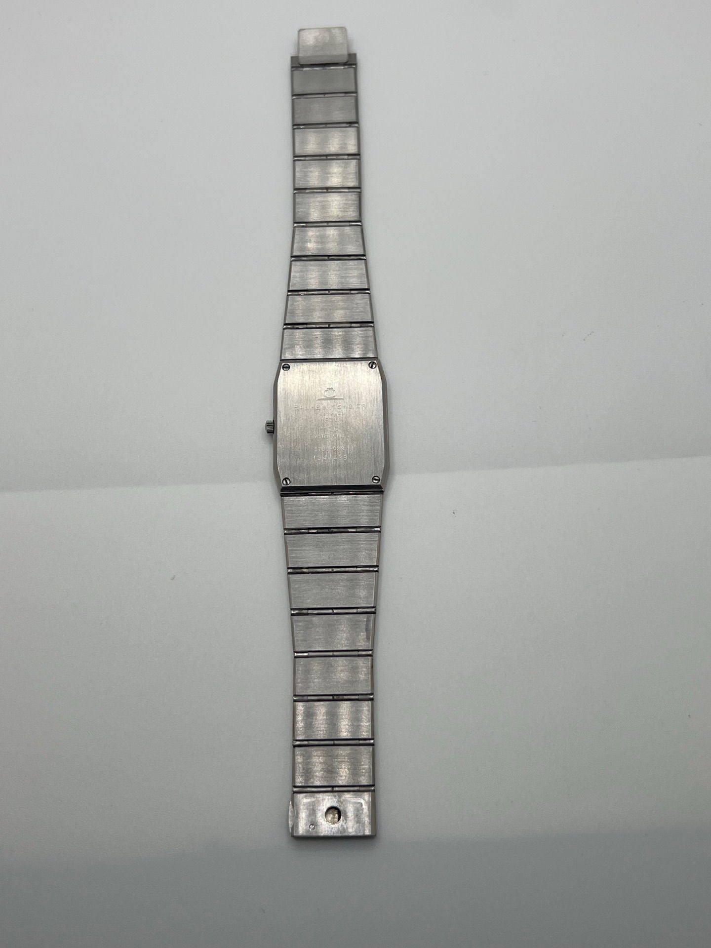 Montre Baume & Mercier Carlo Zebra 5739.038 pour homme/unisexe, mouvement quartz, boîtier acier 25x32 mm, cadran or, verre saphir et bracelet or/acier avec boucle pli. Étanche 10 ATM, d'occasion en bon état, disponible sans coffret ni papiers d'origine. Idéale pour les amateurs de montres de luxe élégantes et intemporelles.