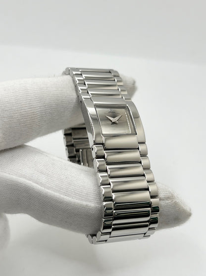 Montre femme Baume & Mercier Catwalk MV045219 à quartz, avec boîtier rectangulaire en acier de 24 x 21 mm, cadran argenté sans chiffres et bracelet en acier à boucle déployante double plis. Son verre saphir et son design élégant en font une montre raffinée et intemporelle. Cette Baume & Mercier Catwalk d’occasion est en très bon état, avec de légères rayures non perceptibles au toucher. Révisée en interne le 21 octobre 2026, elle est disponible à Paris sans coffret ni papiers d’origine.