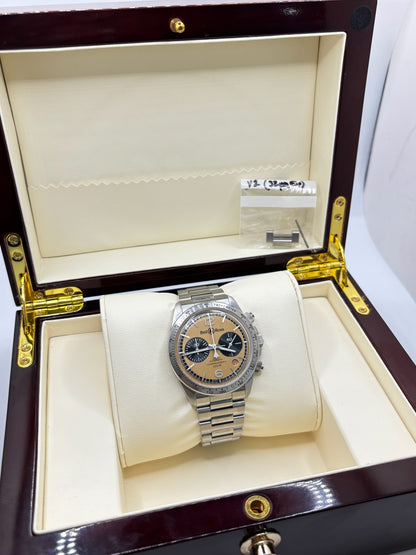 Montre Bell & Ross BR V2 Chronograph Heritage référence BRV2-94-S équipée d'un mouvement automatique. Son boîtier en acier de 41 mm est associé à un bracelet en acier argenté avec boucle déployante double plis. Le cadran doré à chiffres arabes est protégé par un verre minéral et intègre les fonctions chronographe et date. Cette montre d'occasion, révisée en interne et proposée en très bon état, allie esprit aviation, design vintage et précision horlogère suisse.