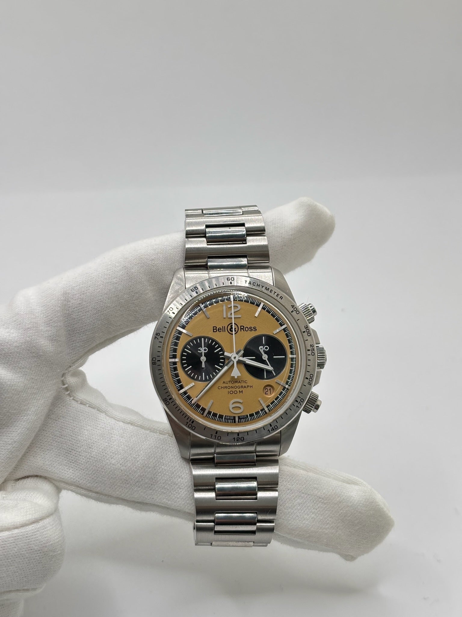 Montre Bell & Ross BR V2 Chronograph Heritage référence BRV2-94-S équipée d'un mouvement automatique. Son boîtier en acier de 41 mm est associé à un bracelet en acier argenté avec boucle déployante double plis. Le cadran doré à chiffres arabes est protégé par un verre minéral et intègre les fonctions chronographe et date. Cette montre d'occasion, révisée en interne et proposée en très bon état, allie esprit aviation, design vintage et précision horlogère suisse.