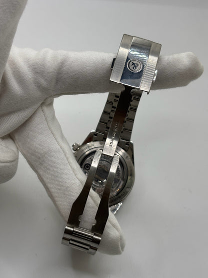 Montre Bell & Ross BR V2 Chronograph Heritage référence BRV2-94-S équipée d'un mouvement automatique. Son boîtier en acier de 41 mm est associé à un bracelet en acier argenté avec boucle déployante double plis. Le cadran doré à chiffres arabes est protégé par un verre minéral et intègre les fonctions chronographe et date. Cette montre d'occasion, révisée en interne et proposée en très bon état, allie esprit aviation, design vintage et précision horlogère suisse.