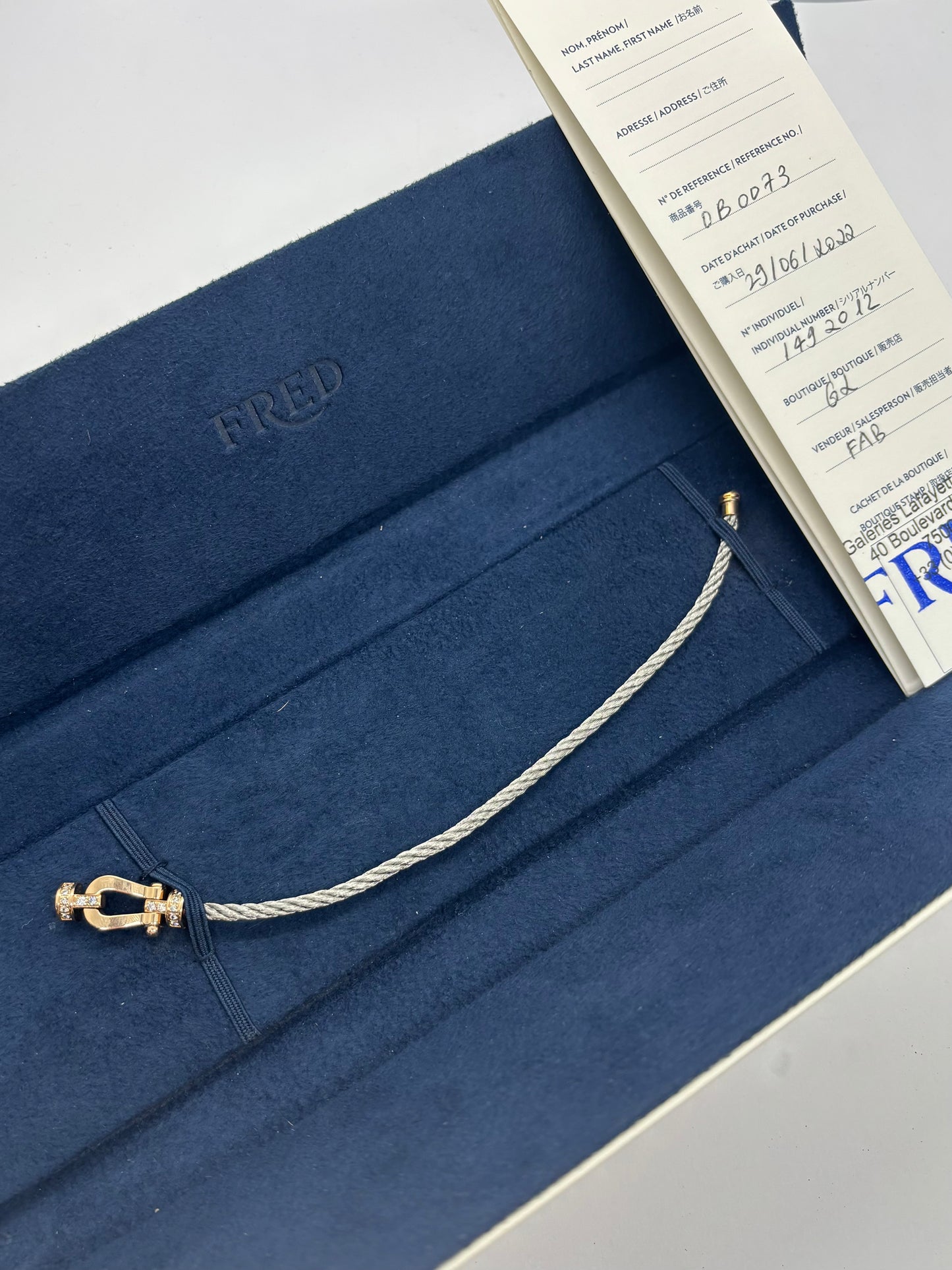 Icône de la Maison Fred, le bracelet Force 10 en or rose et diamants 0,12 ct allie élégance et modernité. Son câble tressé et sa boucle sertie de diamants reflètent un savoir-faire joaillier unique. Symbole de force et de raffinement, il sublime le poignet avec éclat et sophistication.