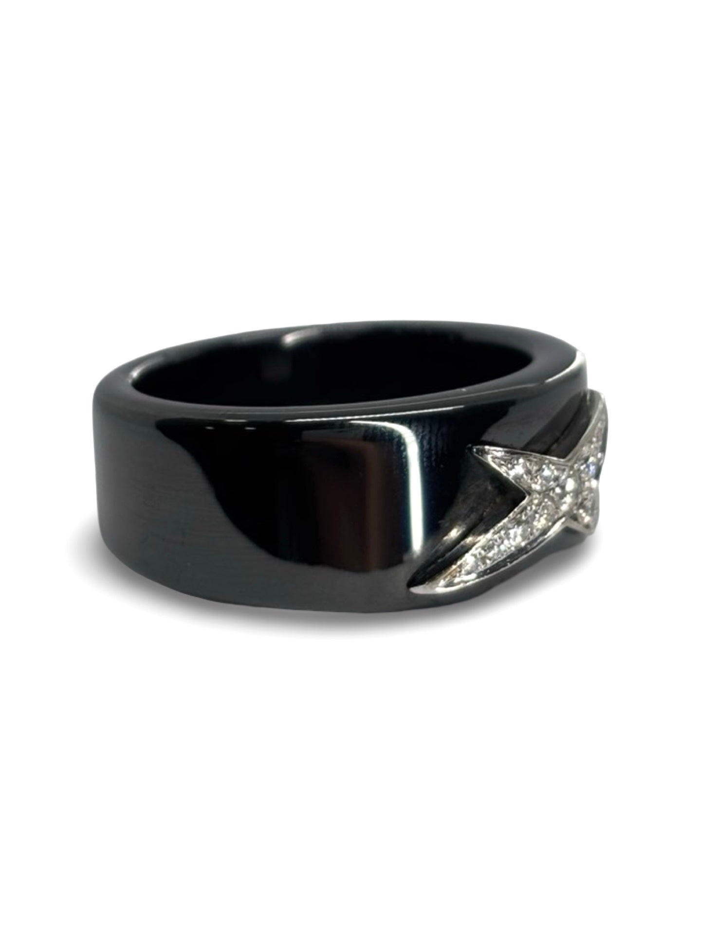 Découvrez la bague Mauboussin Étoile du Démon, un bijou d’exception au design raffiné. Symbole d’élégance et de caractère, cette création de haute joaillerie séduit par son éclat et son originalité. Parfaite pour sublimer chaque tenue, elle incarne le savoir-faire prestigieux de la maison Mauboussin.