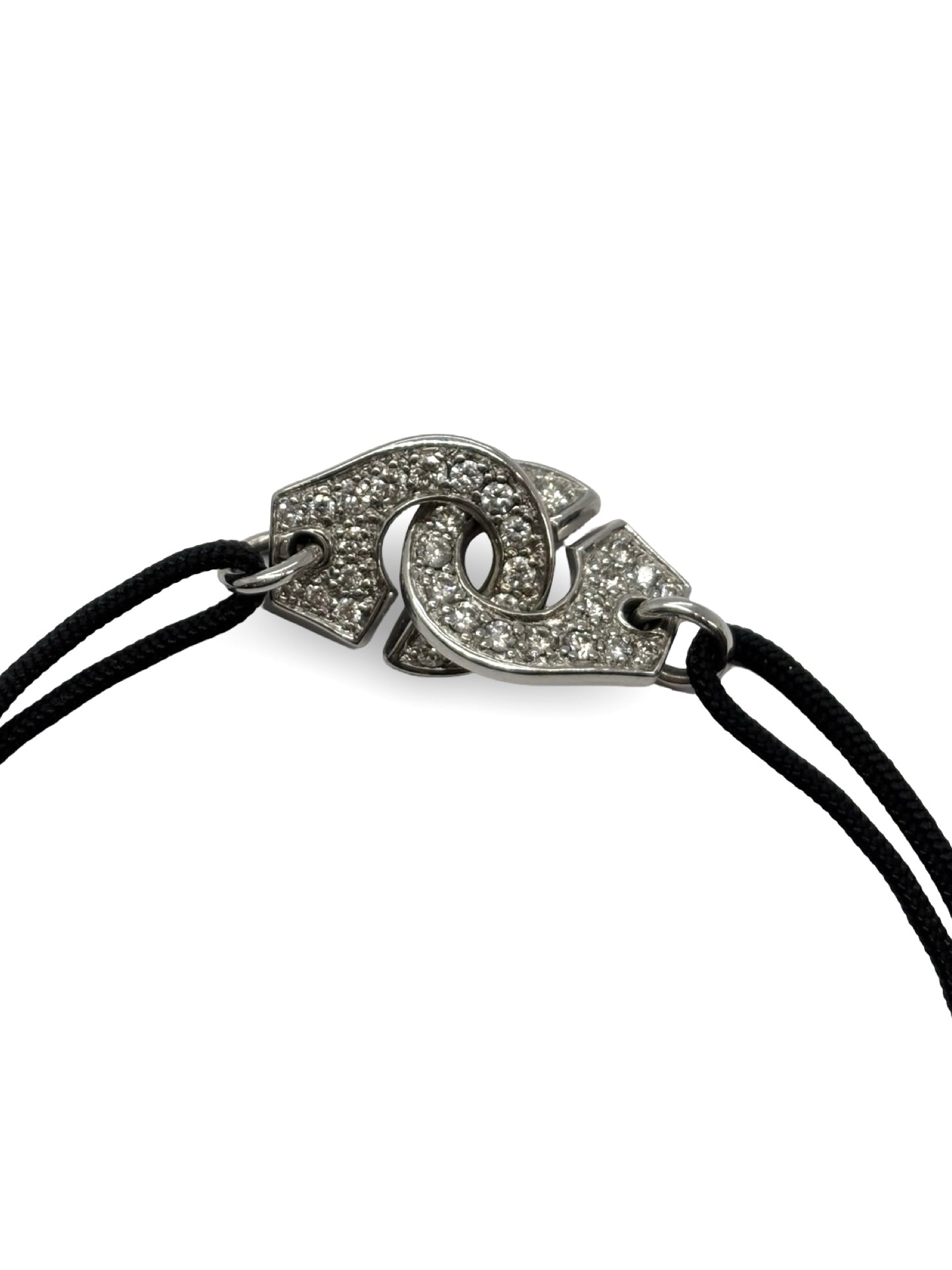 Bracelet Dinh Van Menottes en or blanc serti de diamants, symbole d’union et de modernité. Son design épuré et contemporain mêle éclat du métal précieux et brillance des pierres. Une création élégante et intemporelle, parfaite pour sublimer le poignet avec raffinement et discrétion.