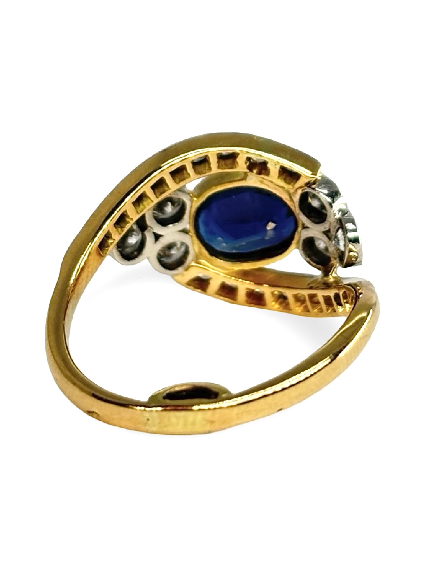 Bague ancienne en or jaune 18 carats ornée d’un saphir de 1 carat et de diamants totalisant 0,30 carat. Son design vintage met en valeur l’éclat profond du saphir et la brillance subtile des diamants. Élégante et intemporelle, cette bague d’époque séduit les amateurs de bijoux anciens et de pièces uniques au charme raffiné et authentique.