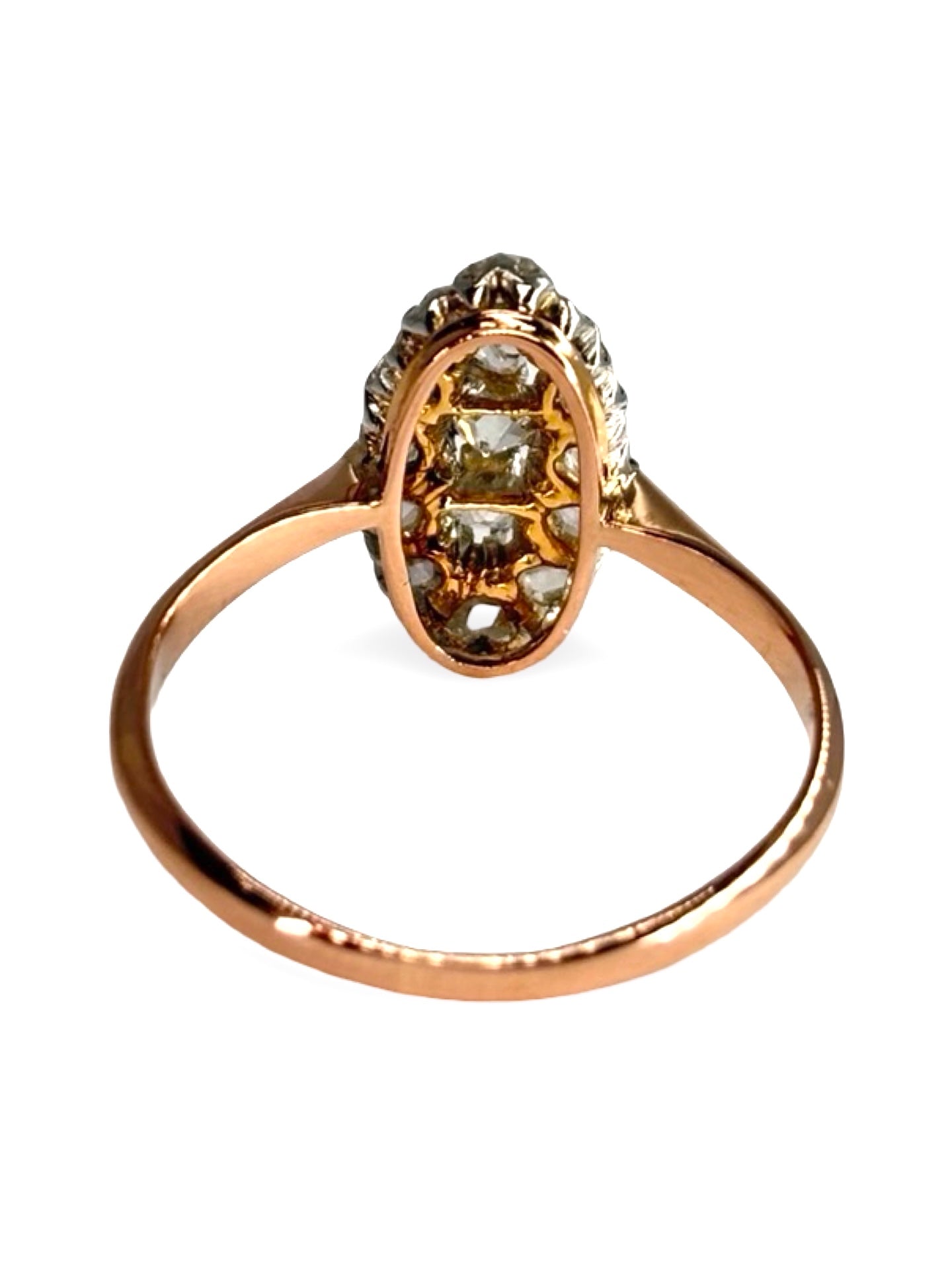 Bague ancienne en or rose 18 carats sertie de diamants totalisant 0,50 carat. Son design vintage met en valeur l’éclat raffiné des pierres et la chaleur délicate de l’or rose. Élégante et intemporelle, cette bague d’époque séduit par son charme authentique et son style unique, idéale pour les amateurs de bijoux anciens et de pièces précieuses chargées d’histoire.