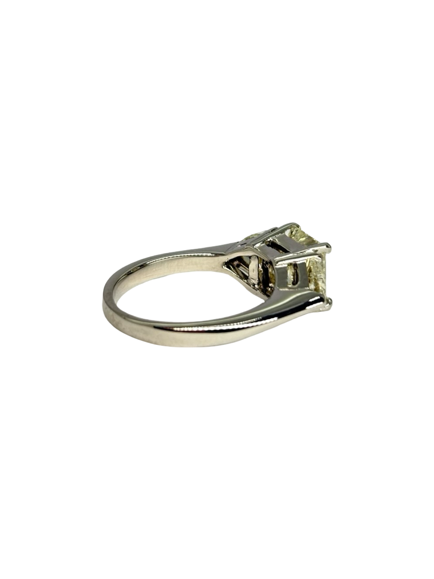 Bague en or blanc 18K sertie de diamants pour une création joaillière élégante et raffinée. Ce bijou précieux associe l’éclat lumineux de l’or blanc 18 carats à un total de 3,70 ct de diamants. Son design sophistiqué sublime la main et apporte une touche de luxe intemporel. Une bague en diamants idéale pour une occasion spéciale ou pour enrichir une collection de haute joaillerie. Bijou précieux en or blanc 18K et diamants 3,70 ct.