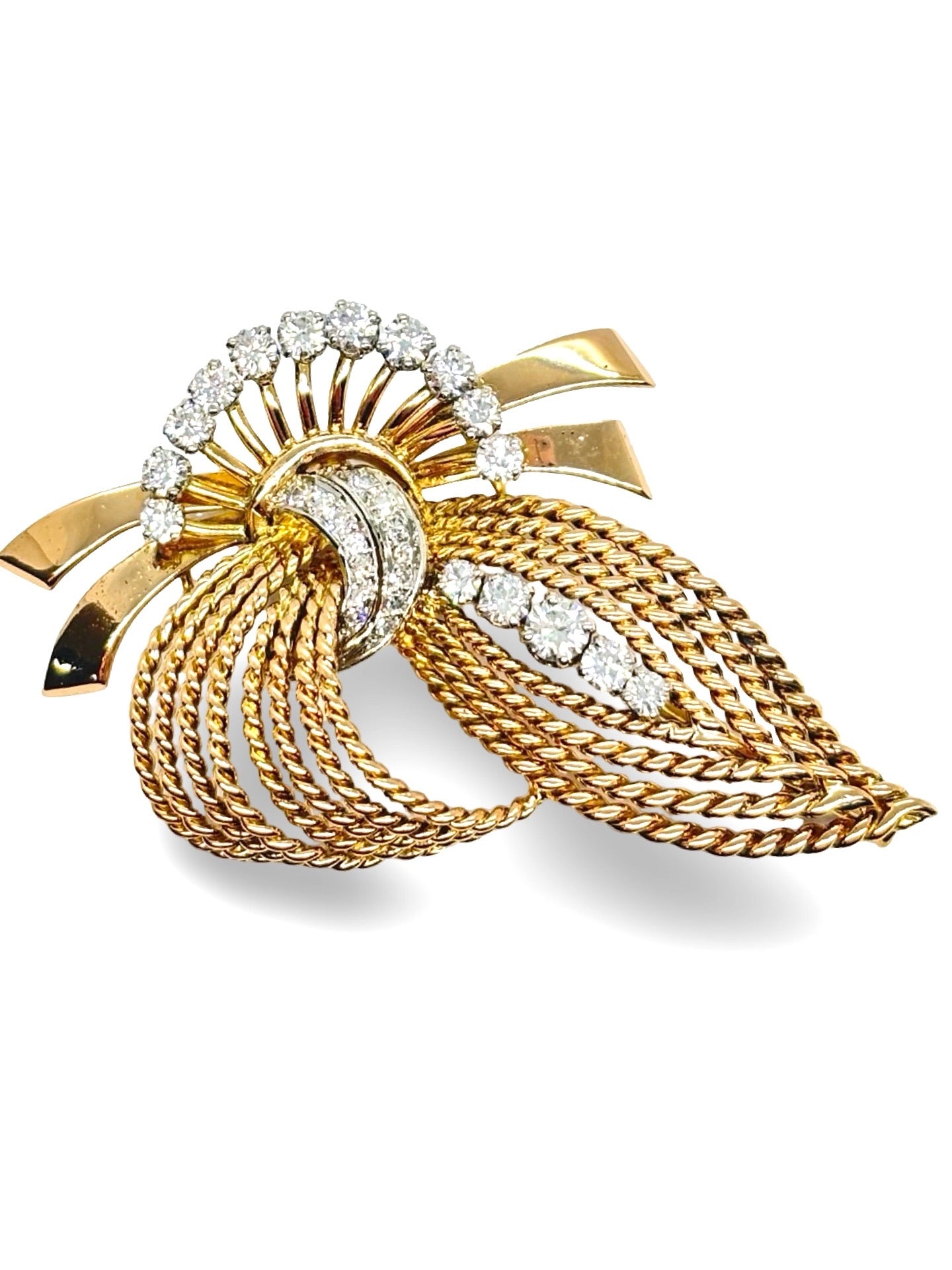 Broche en or jaune élégante sertie de diamants totalisant 2 carats, offrant une brillance exceptionnelle et un style raffiné. Bijou précieux au design intemporel, idéal pour sublimer une tenue de soirée ou apporter une touche lumineuse au quotidien. Accessoire haut de gamme apprécié pour son éclat et la qualité de ses pierres.