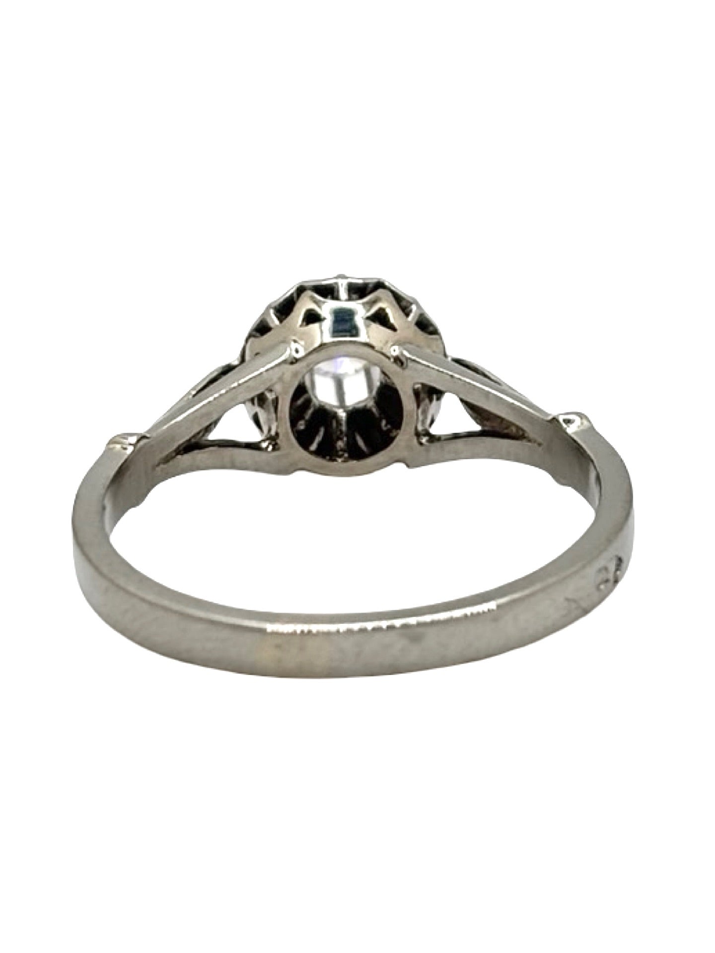 Bague en or 18 carats et platine 950 sertie d’un diamant de 0,18 carat. Élégante et raffinée, cette bague associe la chaleur de l’or à la noblesse du platine pour mettre en valeur l’éclat du diamant. Un bijou intemporel idéal pour une demande en mariage, un anniversaire ou un cadeau précieux du quotidien.
