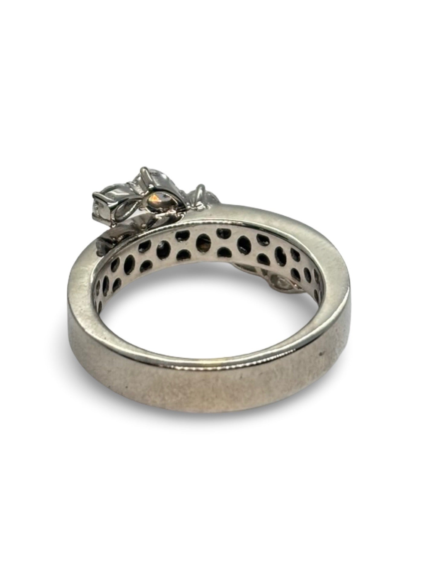 Bague en or blanc 18 carats sertie de diamants totalisant 2 carats. Ce bijou raffiné séduit par l’éclat intense de ses diamants et la finesse de son design en or blanc. Élégante et intemporelle, cette bague apporte une touche de prestige et de lumière à chaque tenue. Idéale pour célébrer un engagement, un anniversaire ou une occasion exceptionnelle.
