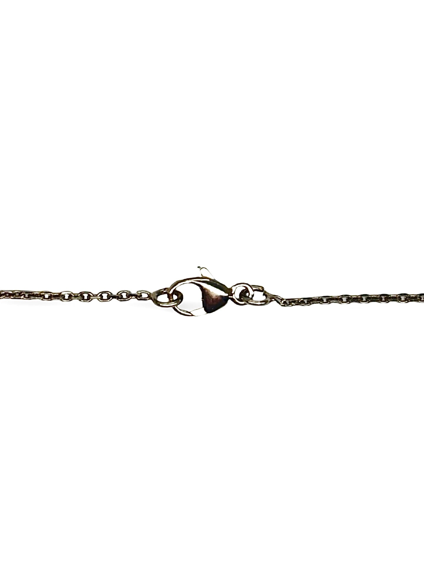 Collier en or blanc 18 carats sublimé par des saphirs totalisant 0,45 carat et des diamants de 0,20 carat. L’intensité du bleu des saphirs se marie harmonieusement à l’éclat des diamants pour créer un bijou élégant et raffiné. Ce collier de joaillerie au design intemporel apporte une touche de sophistication et de lumière à toutes les occasions.
