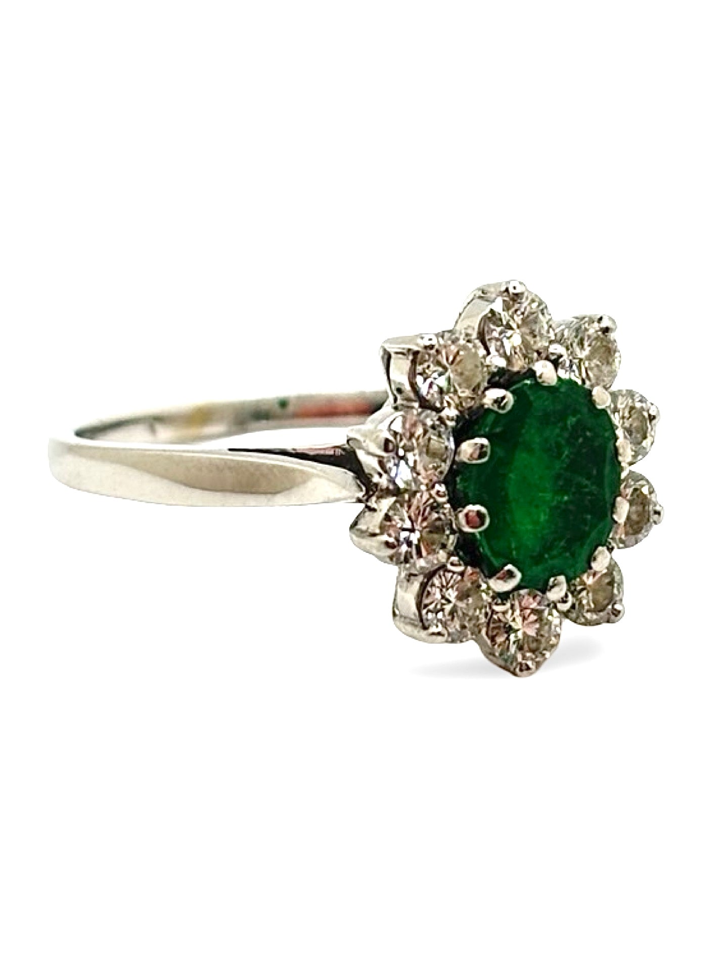 Bague en or blanc sertie d’une émeraude centrale de 1 carat accompagnée de diamants totalisant 0,80 carat. Ce bijou précieux met en valeur le contraste entre le vert intense de l’émeraude et l’éclat lumineux des diamants. Élégante et raffinée, cette bague en or blanc est idéale pour une occasion spéciale, une bague de fiançailles ou un bijou de caractère intemporel.