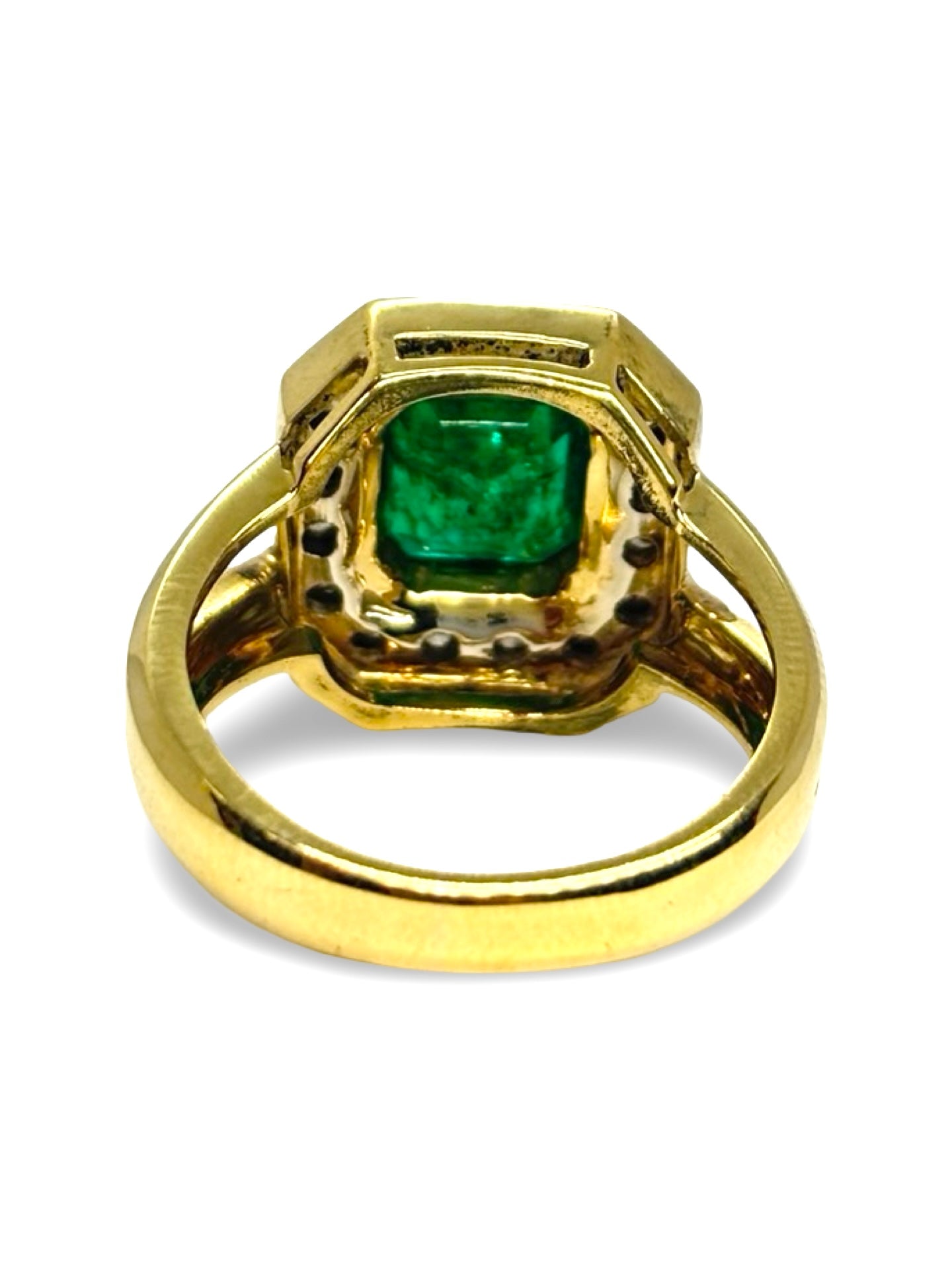Bague en or jaune 18 carats sertie d’une émeraude naturelle de 1,80 carat, sublimée par des diamants totalisant 0,50 carat. Cette création raffinée met en valeur l’éclat du vert profond de l’émeraude associé à la brillance des diamants. Élégante et intemporelle, cette bague de joaillerie convient aussi bien pour une occasion spéciale que pour enrichir une collection de bijoux précieux. Design sophistiqué, finitions soignées et pierres de qualité.
