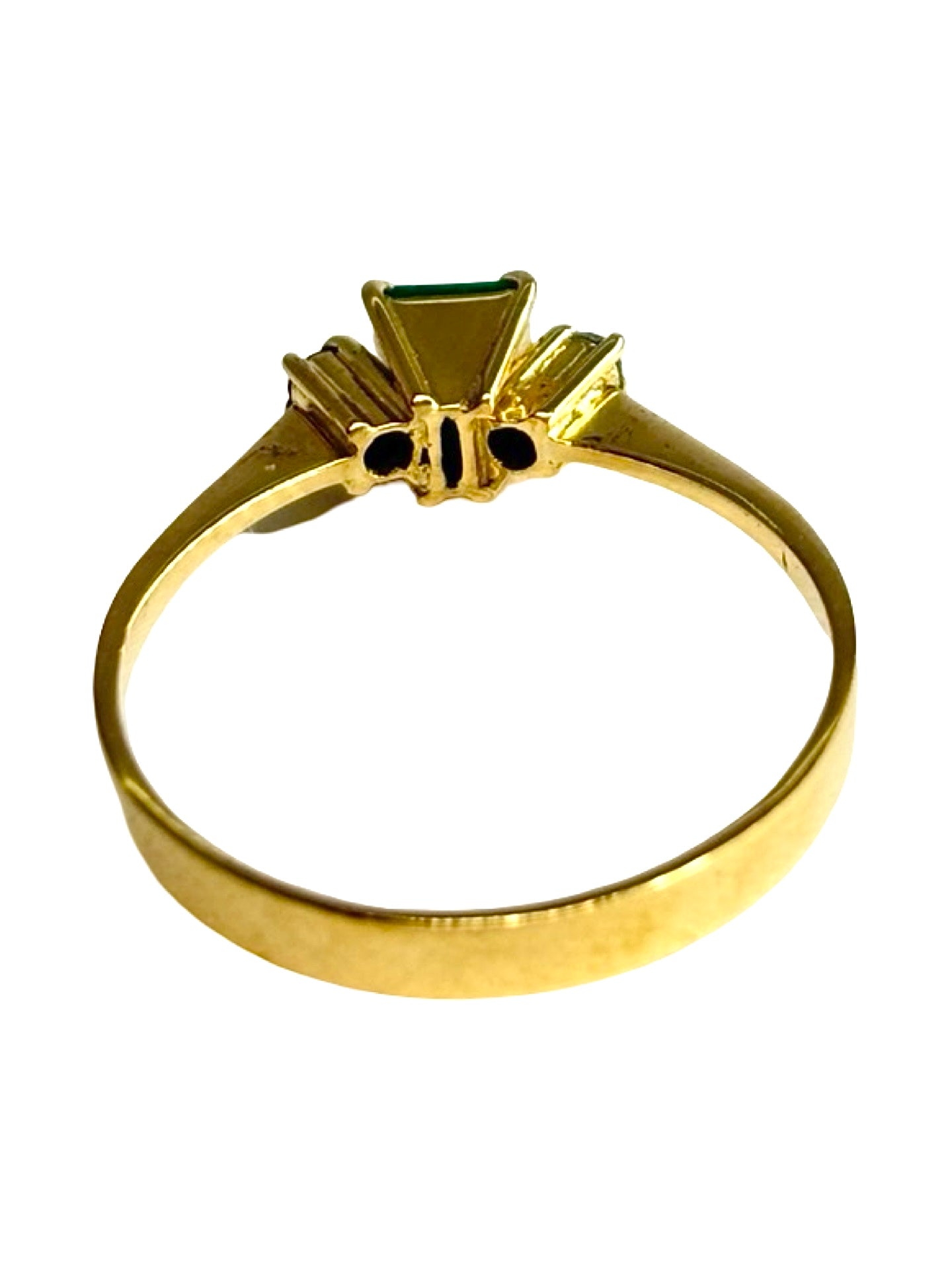 Bague en or jaune 18 carats sertie d’une émeraude taille ovale de 0,40 carat, sublimée par un délicat entourage de diamants totalisant 0,04 carat. Élégante et lumineuse, cette bague met en valeur l’intensité du vert profond de l’émeraude et l’éclat raffiné des diamants. Idéale pour un cadeau précieux ou pour célébrer un moment unique avec une touche de sophistication intemporelle.