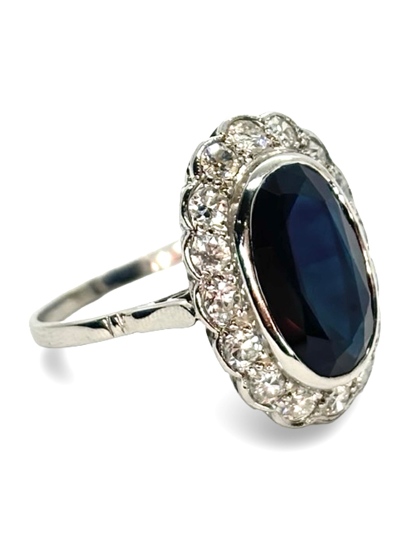 Bague en platine raffinée, sertie d’un saphir de 4 carats et de diamants totalisant 0,50 ct. Ce bijou allie l’éclat profond du saphir à la brillance subtile des diamants, offrant une pièce élégante et précieuse. Anneau en platine idéal pour les occasions spéciales et les amateurs de joaillerie fine et de luxe.