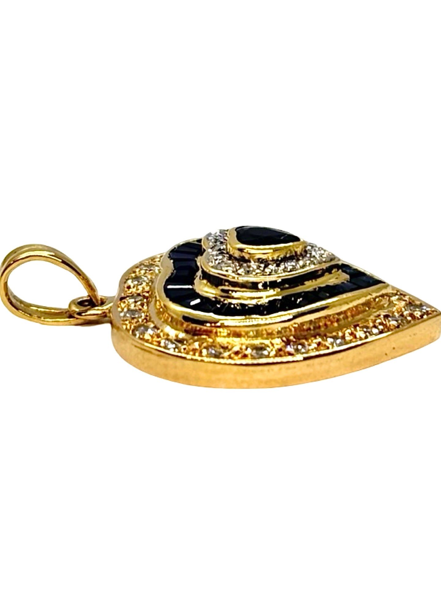 Pendentif cœur en or jaune 18K, sublimé par des saphirs et des diamants d’un poids total de 0,55 ct. Ce bijou raffiné associe l’élégance de l’or jaune à l’éclat précieux des pierres. Le motif cœur apporte une touche romantique et intemporelle. Ce pendentif en or 18 carats serti de saphirs et diamants est un bijou délicat, idéal pour compléter une tenue chic ou offrir un cadeau précieux. Joaillerie élégante et raffinée.