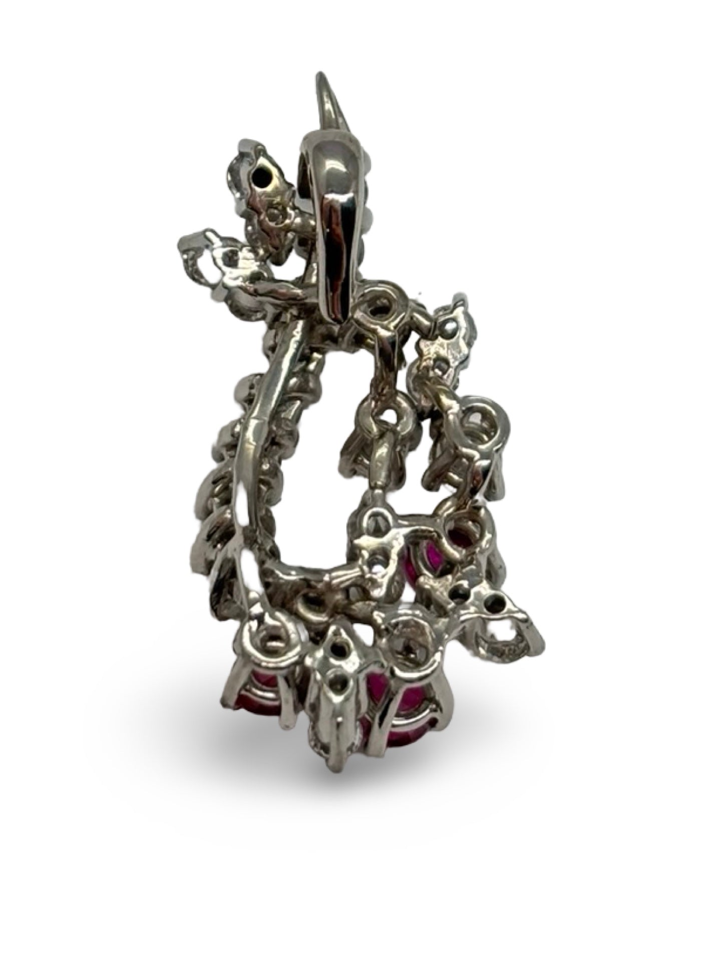 Pendentif en or blanc 18K orné de rubis totalisant 0,25 ct et de diamants de 1,2 ct. Élégant et raffiné, il associe la chaleur rouge des rubis à l’éclat lumineux des diamants. Ce bijou délicat et intemporel sublime toutes les tenues et constitue une pièce précieuse idéale pour offrir ou compléter une collection de joaillerie fine.
