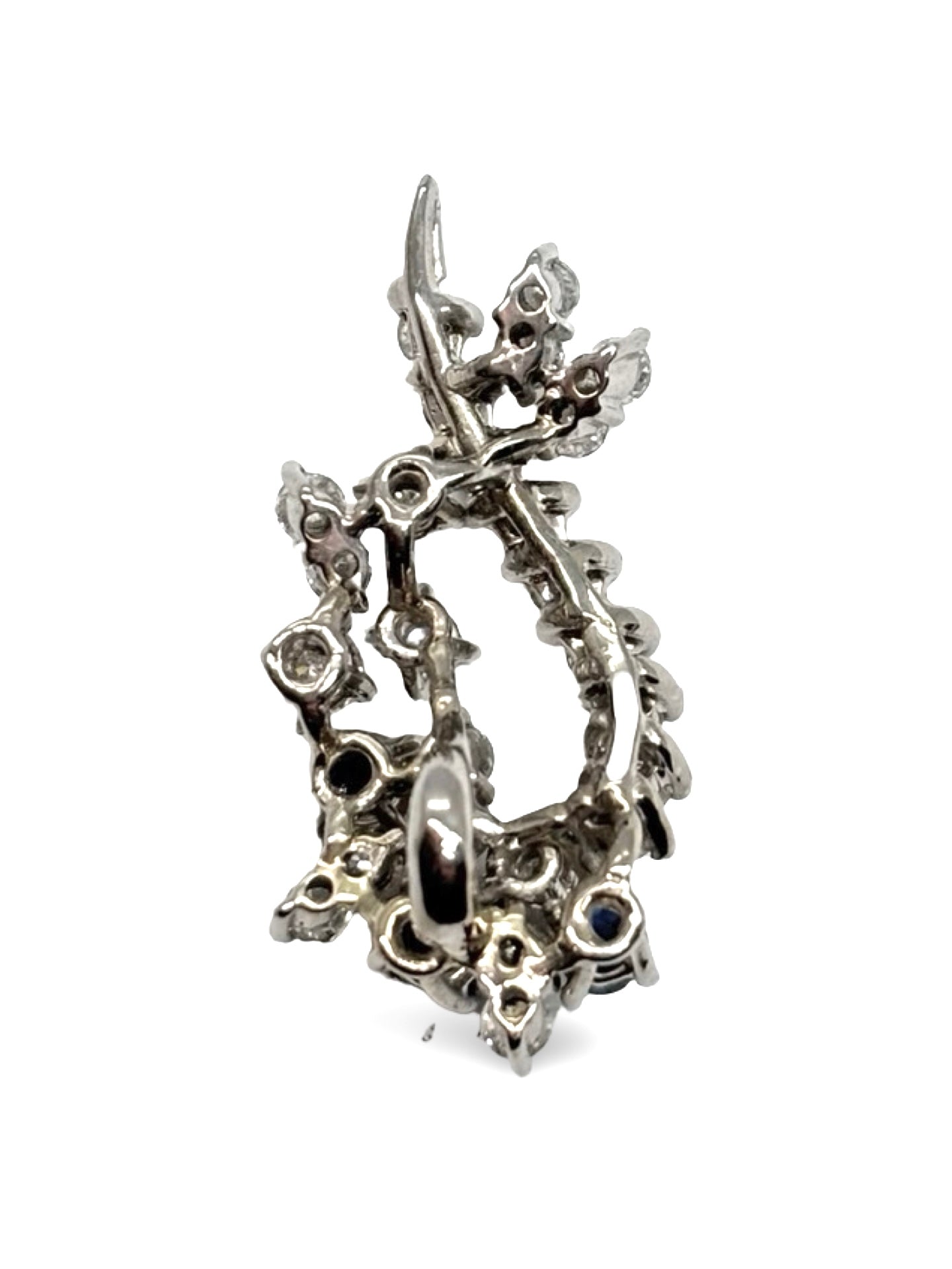 Pendentif en or blanc 18K orné de saphirs totalisant 0,25 ct et de diamants de 1,2 ct. Élégant et raffiné, il allie la profondeur bleue des saphirs à l’éclat lumineux des diamants. Ce bijou délicat et intemporel sublime toutes les tenues et constitue une pièce précieuse idéale pour un cadeau ou compléter une collection de joaillerie fine.