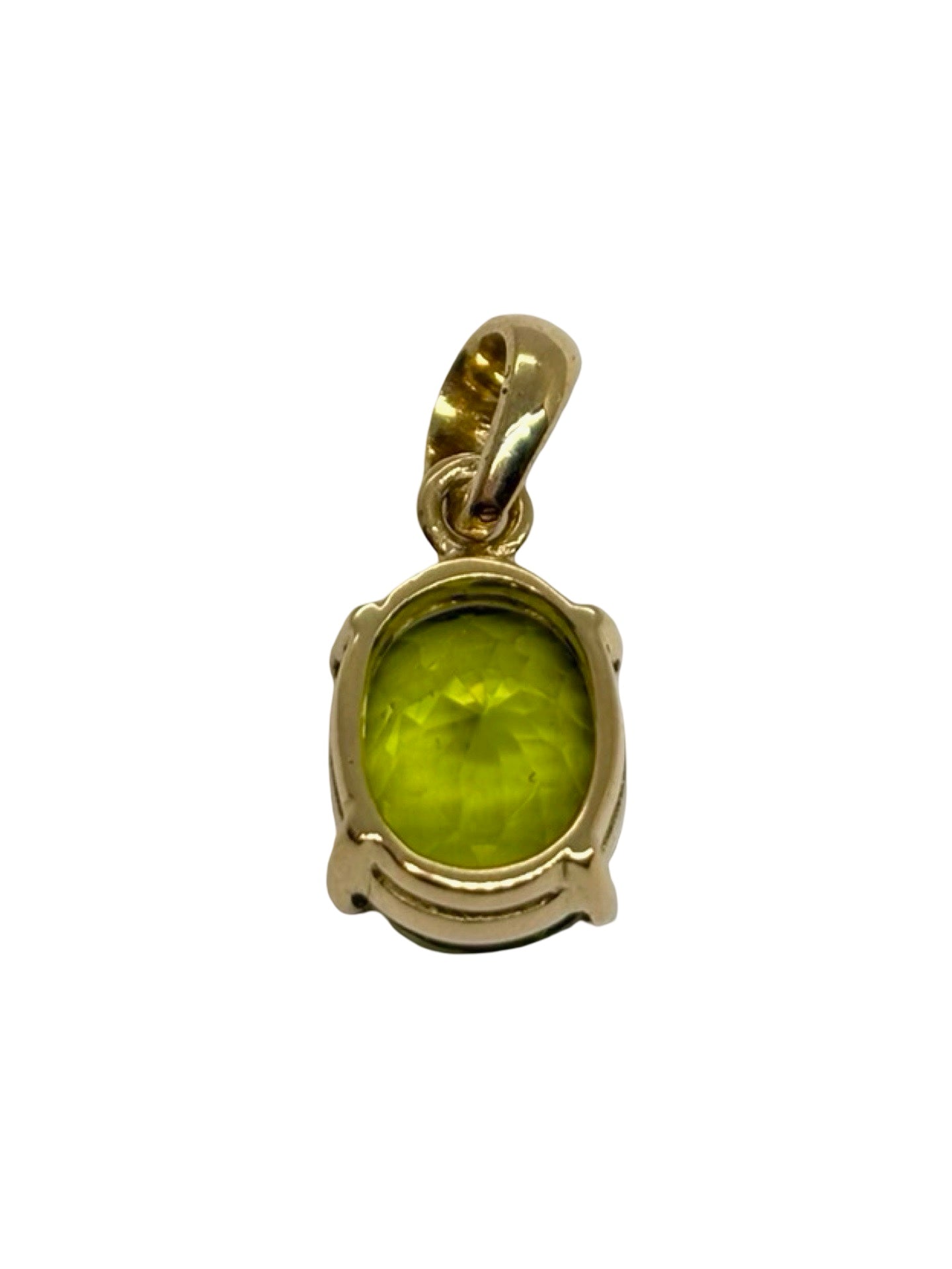 Pendentif en or jaune 18 carats serti d’un péridot de 3 carats, ce bijou lumineux séduit par sa teinte verte éclatante et son élégance intemporelle. Idéal pour sublimer une tenue au quotidien ou lors d’une occasion spéciale, ce pendentif raffiné associe la chaleur de l’or jaune à la fraîcheur naturelle du péridot pour un rendu précieux, chic et délicat.