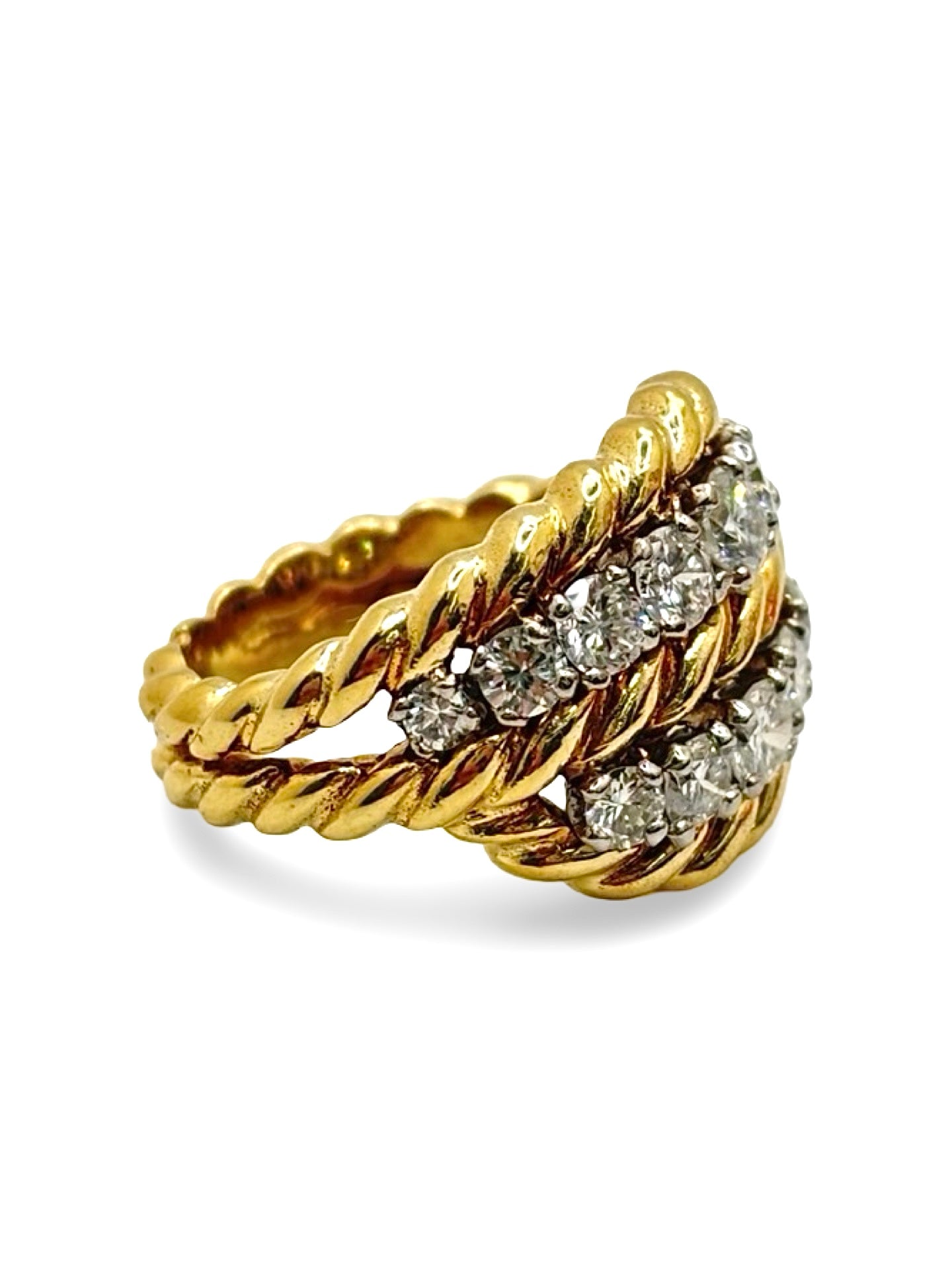 Bague signée Van Cleef & Arpels en or jaune 18K sertie de diamants totalisant environ 1 carat. Cette création joaillière élégante associe l’éclat chaleureux de l’or jaune à la brillance intemporelle des diamants. Bijou de luxe raffiné, idéal pour une occasion spéciale, une collection de haute joaillerie ou un cadeau précieux. Design intemporel et finitions soignées caractéristiques du savoir-faire de la maison Van Cleef & Arpels.