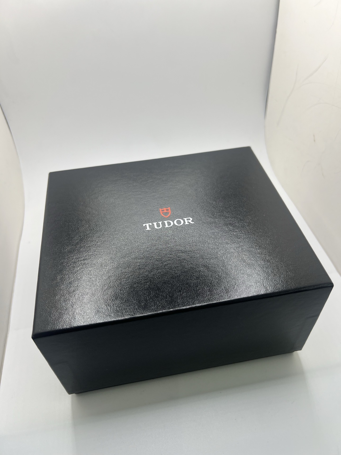 Montre Tudor Black Bay GMT 79830RB avec cadran noir et lunette tournante bicolore rouge et bleu dite « Pepsi ». Boîtier en acier inoxydable de 41 mm, mouvement automatique manufacture avec fonction GMT permettant l’affichage d’un second fuseau horaire. Aiguille snowflake emblématique et bracelet acier. Montre sportive et élégante inspirée de l’horlogerie de plongée et de voyage, idéale pour les amateurs de montres mécaniques et de garde-temps iconiques.