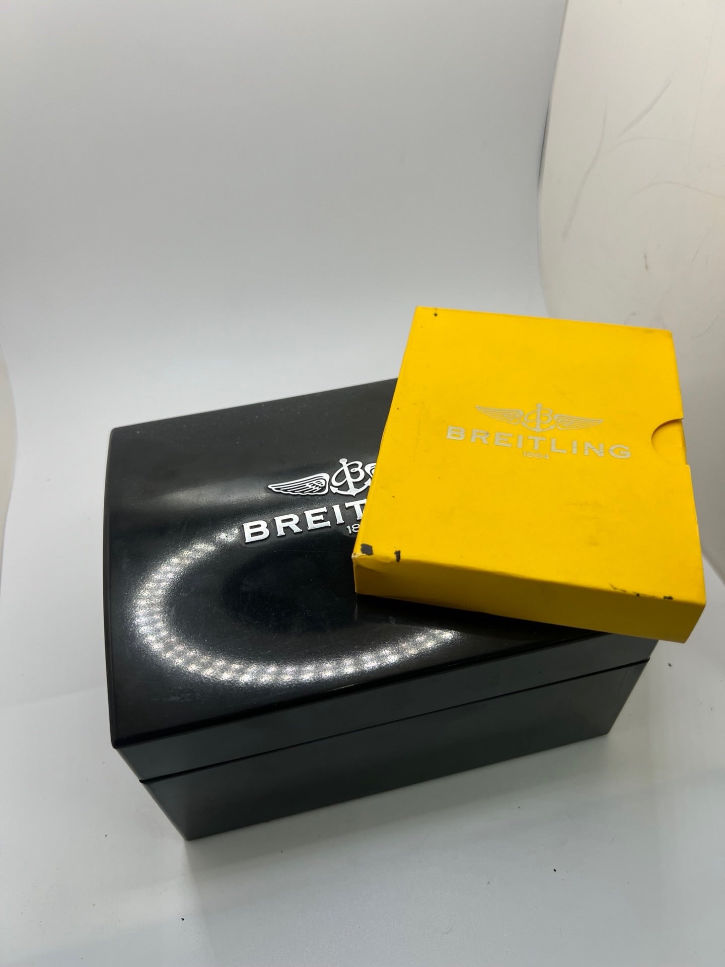 Breitling Blackbird référence A44359, chronographe automatique pour homme avec boîtier en acier de 44 mm et bracelet acier assorti. Cadran noir sans chiffres offrant une lecture claire, protégé par un verre saphir résistant aux rayures. Lunette acier et étanchéité jusqu’à 30 ATM. Équipée du calibre Breitling 44 avec réserve de marche d’environ 42 heures, fonction chronographe et date. Modèle de 2010 en très bon état, révisé, livré avec coffret et papiers d’origine.